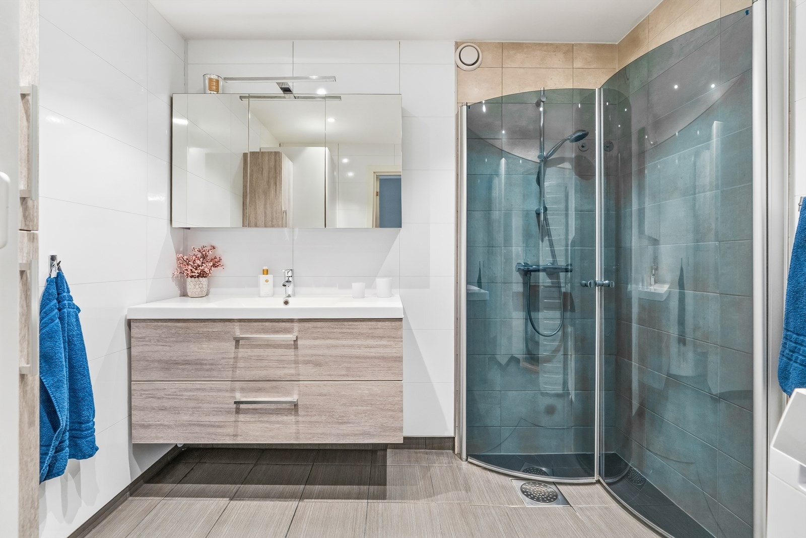 Delikat bad med gulvvarme og godt med skapplass. Galleribilde