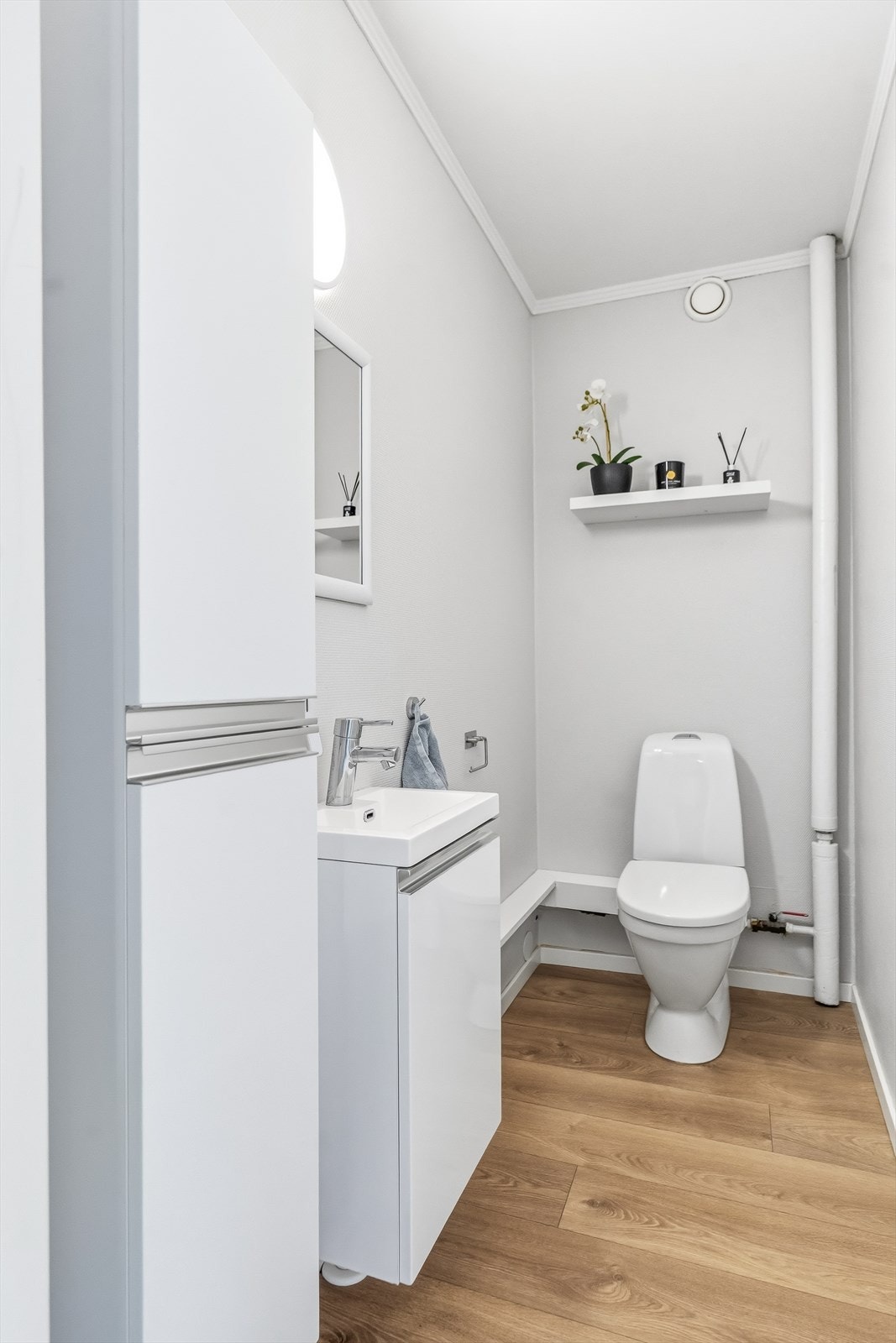 Vegg-i-vegg finner du et praktisk toalettrom. Galleribilde