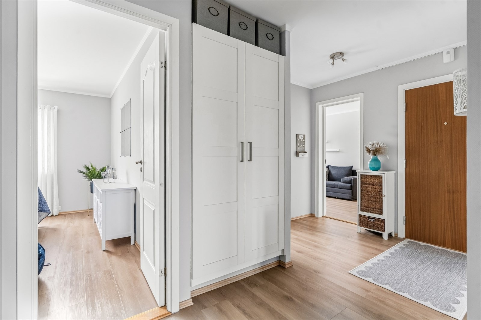 Entréen er romslig med god plass til ønsket møblering. Galleribilde