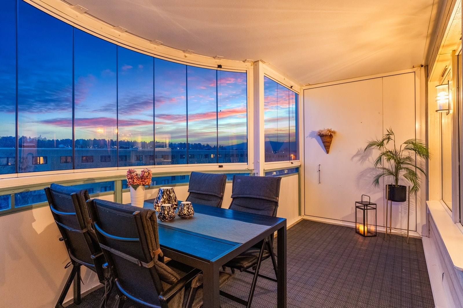 Et ekstra "rom" som kan benyttes året rundt. Det er installert utestikk og belysning. Galleribilde