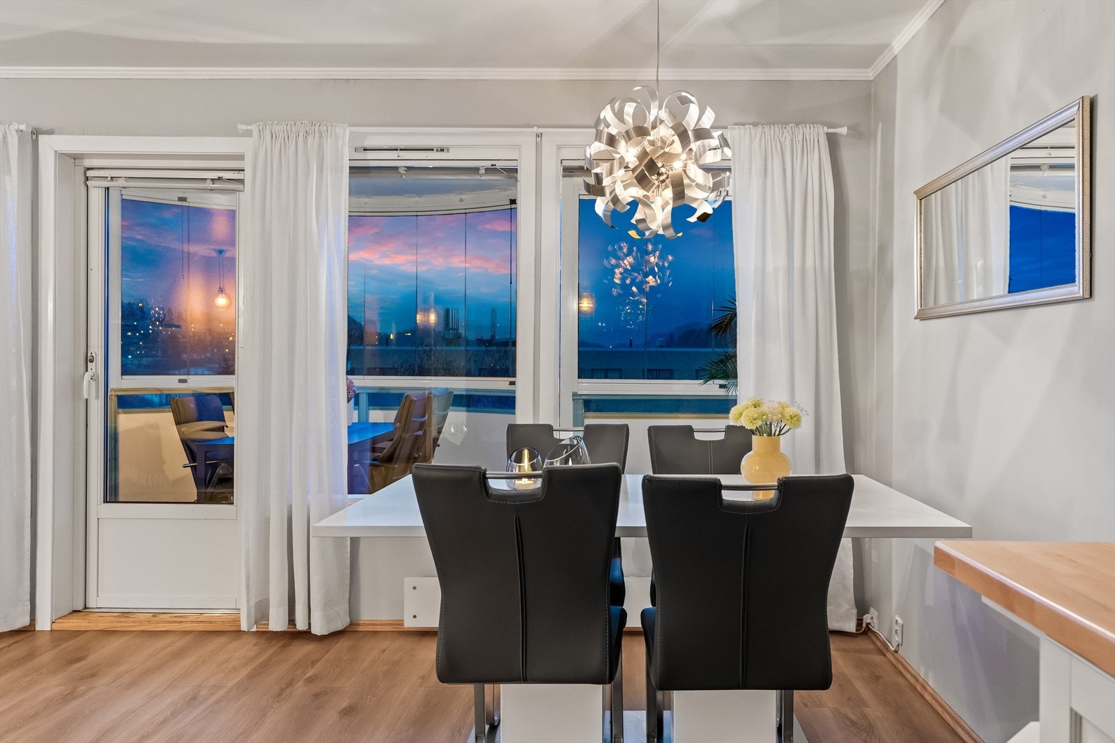 Nyere gulv og gråmalte vegger. Galleribilde