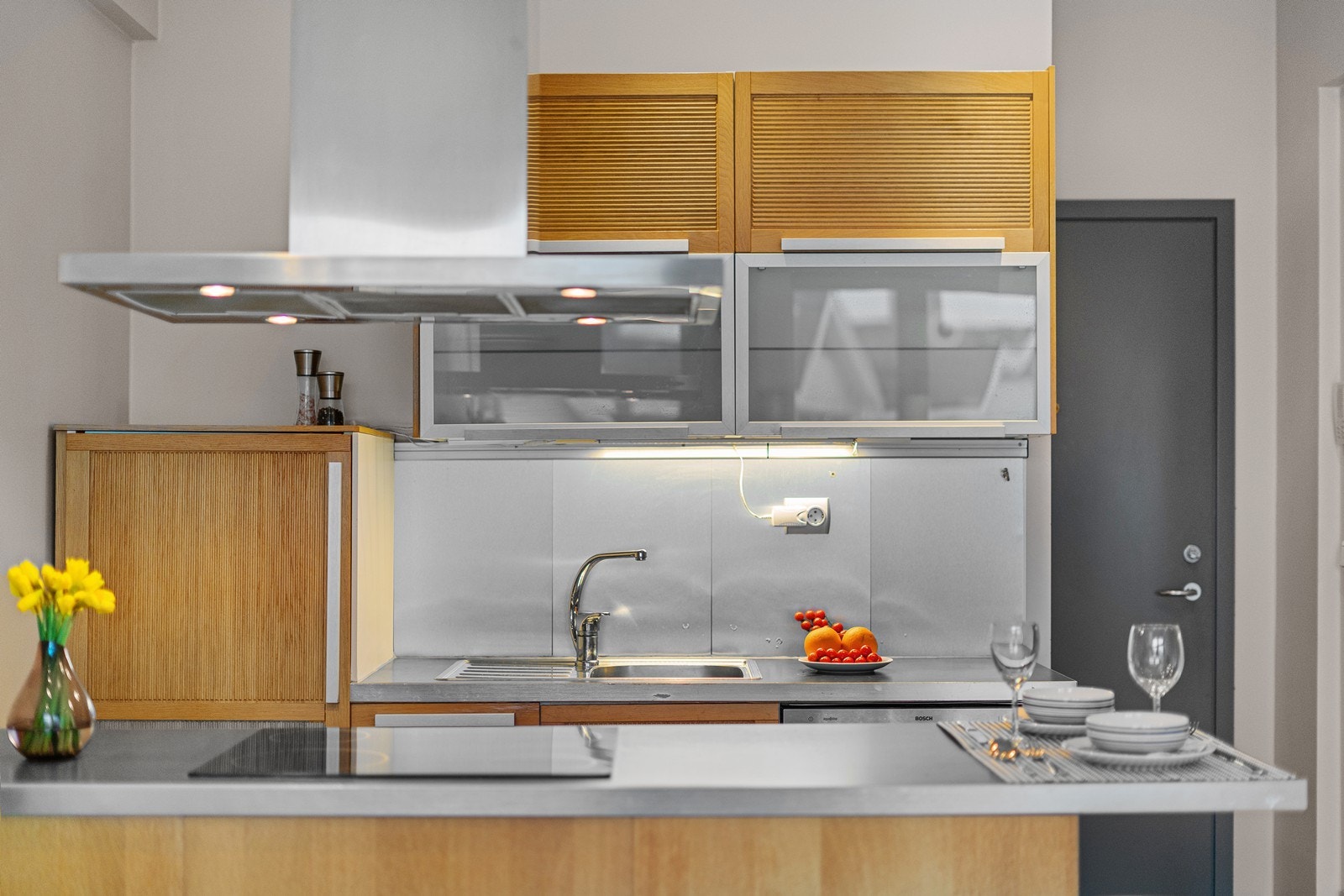 Et særdeles praktisk og flott kjøkken, enten du setter deg ned for et raskt måltid eller vil trylle frem de lekreste retter. Her får du et funksjonelt og gjennomtenkt kjøkken med løsninger som gjør matlagingen både effektiv, oversiktlig og hyggelig. Galleribilde