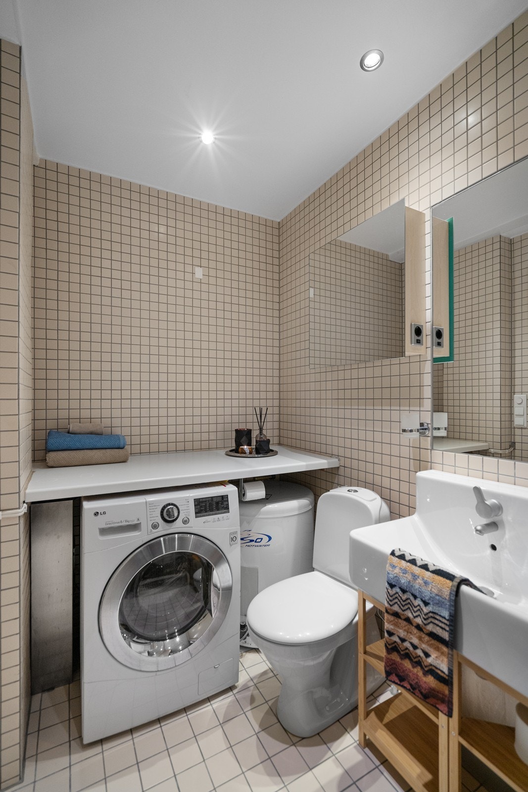 På badet er det opplegg for vaskemaskin, slik at du enkelt kan ha egen vaskeløsning i leiligheten. Galleribilde