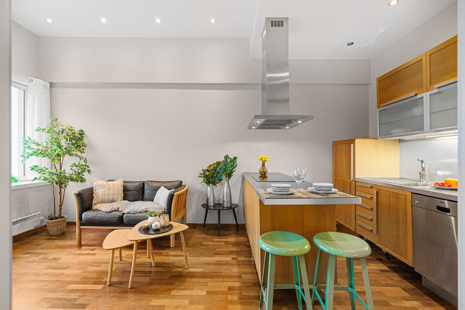 Koselig og praktisk kjøkkenøy som gjør det til et sosialt kjøkken hvor man kan kokkelere, samtidig som man holder middagsgjestene med selskap. Galleribilde