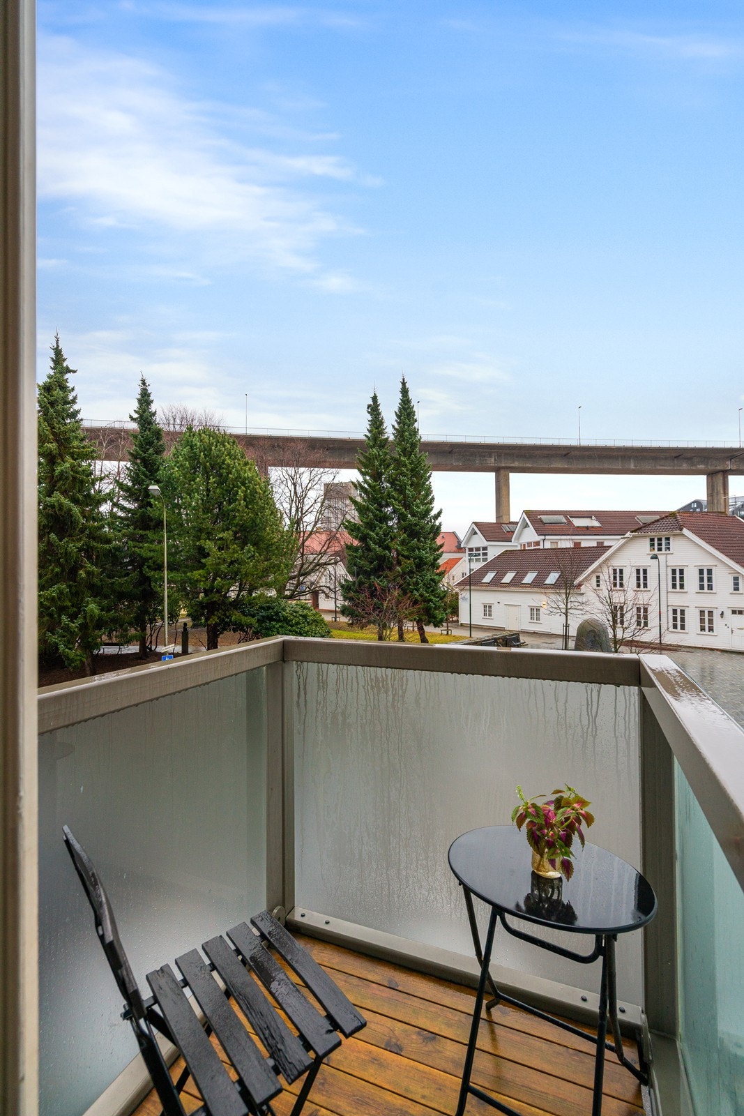 Fra stuen er det utgang til balkong. Galleribilde