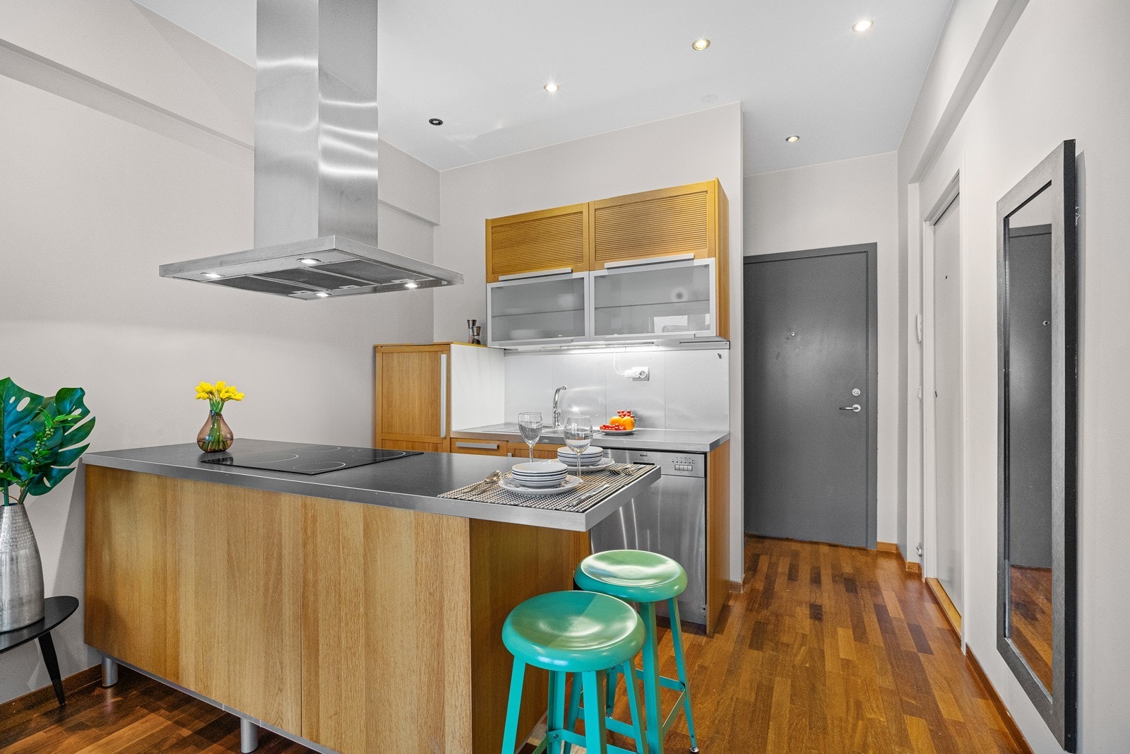 Belysning mellom kjøkkenbenk og overskap bidrar til en betraktelig enklere matlaging. Galleribilde