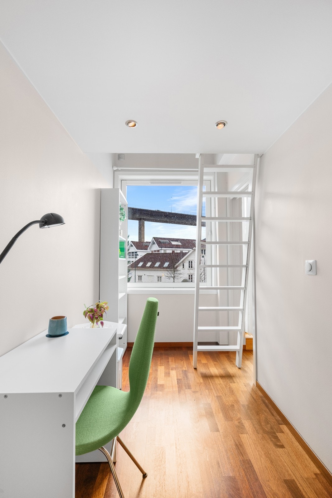 Soverom/Arbeidsrom - Et lyst og funksjonelt rom som egner seg godt som arbeidsrom eller hjemmekontor. Rommet kan også fint benyttes som soverom med plass til ønsket innredning. Galleribilde