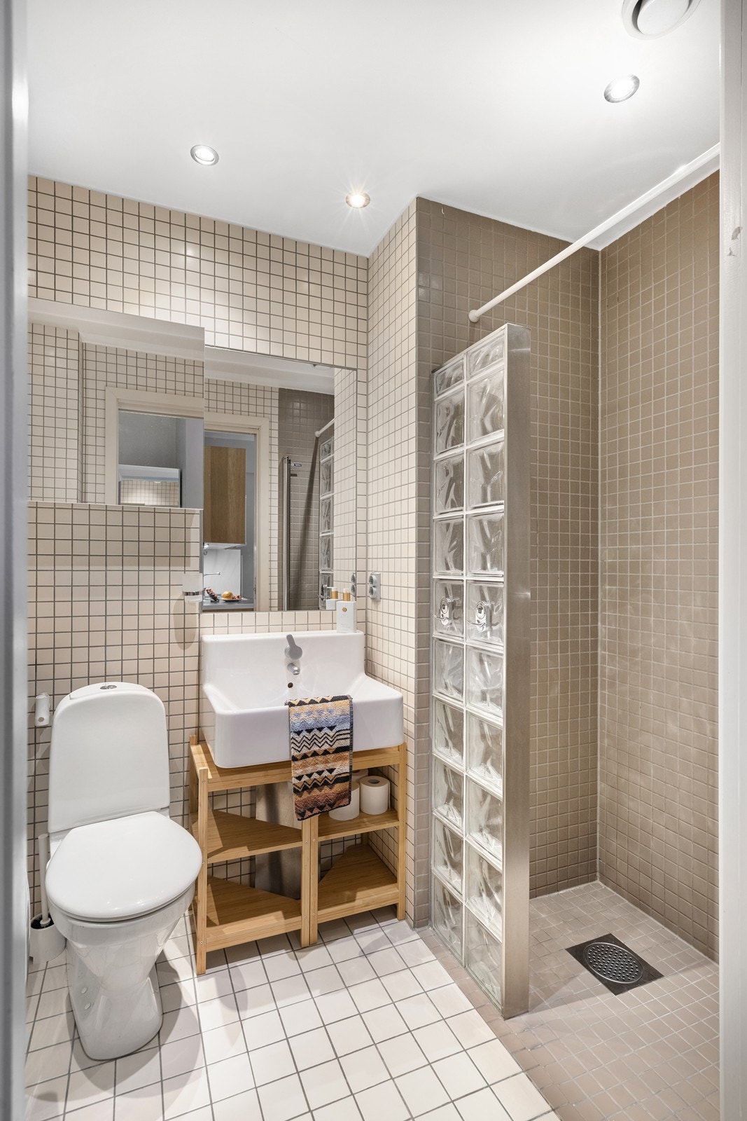 Flott flislagt bad med behagelig gulvvarme. Galleribilde