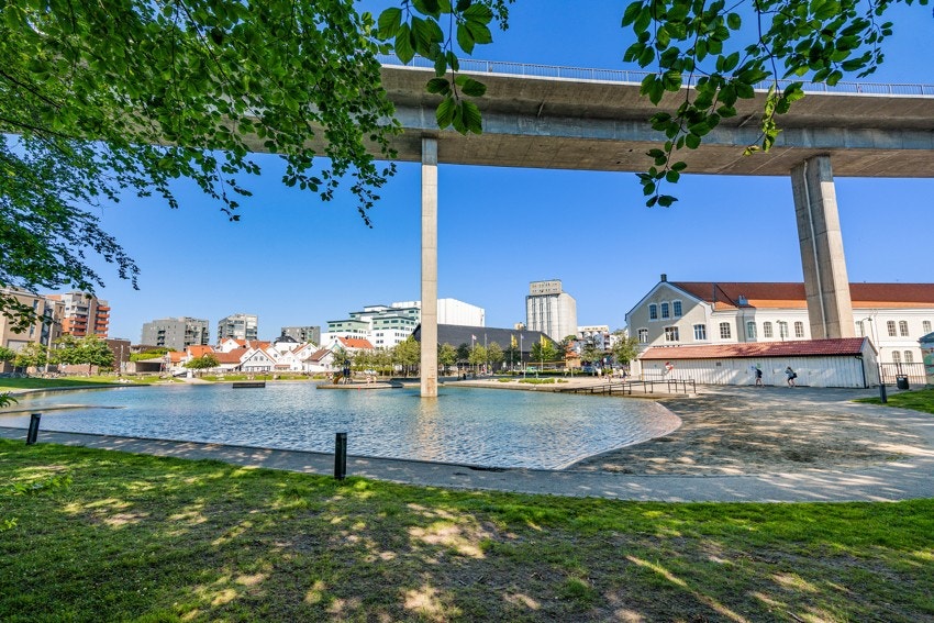 Om sommeren viser uteområdet seg fra sin aller beste side, med grønne omgivelser og en stemning som virkelig løfter helhetsinntrykket. Galleribilde