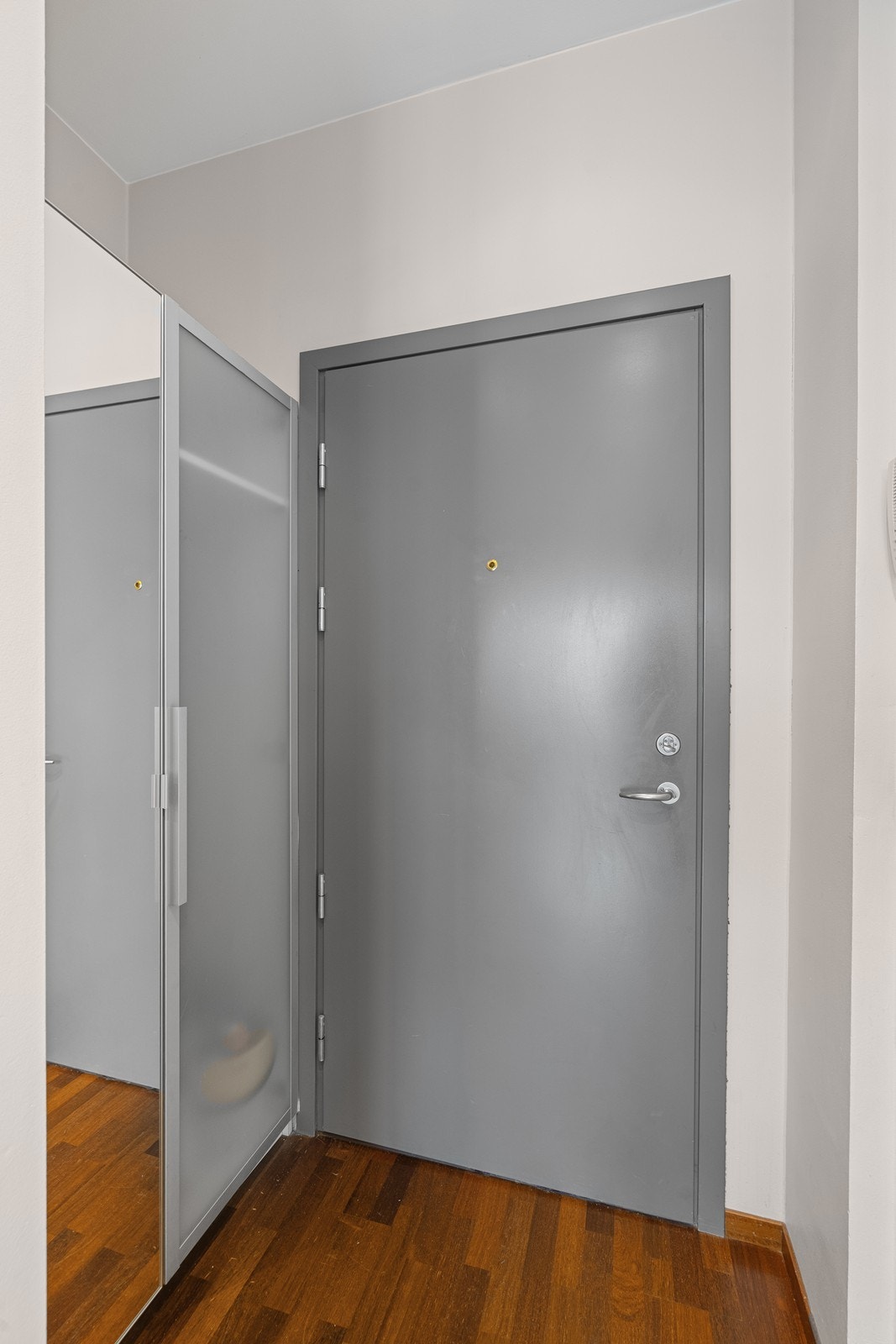 Velkommen inn - eller på vei ut igjen. Entréen gir et godt førsteinntrykk av boligen, med plass til nødvendig oppbevaring og en naturlig overgang videre inn i leiligheten. Galleribilde