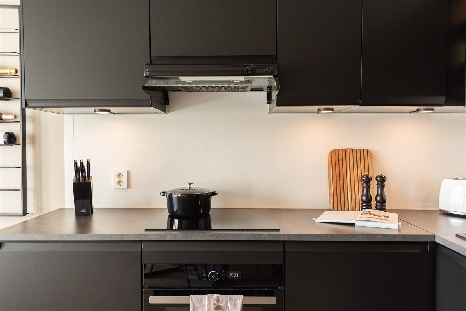 Kjøkkenet fremstår som moderne og velholdt med glatte, fronter og downlights under overskap. Galleribilde