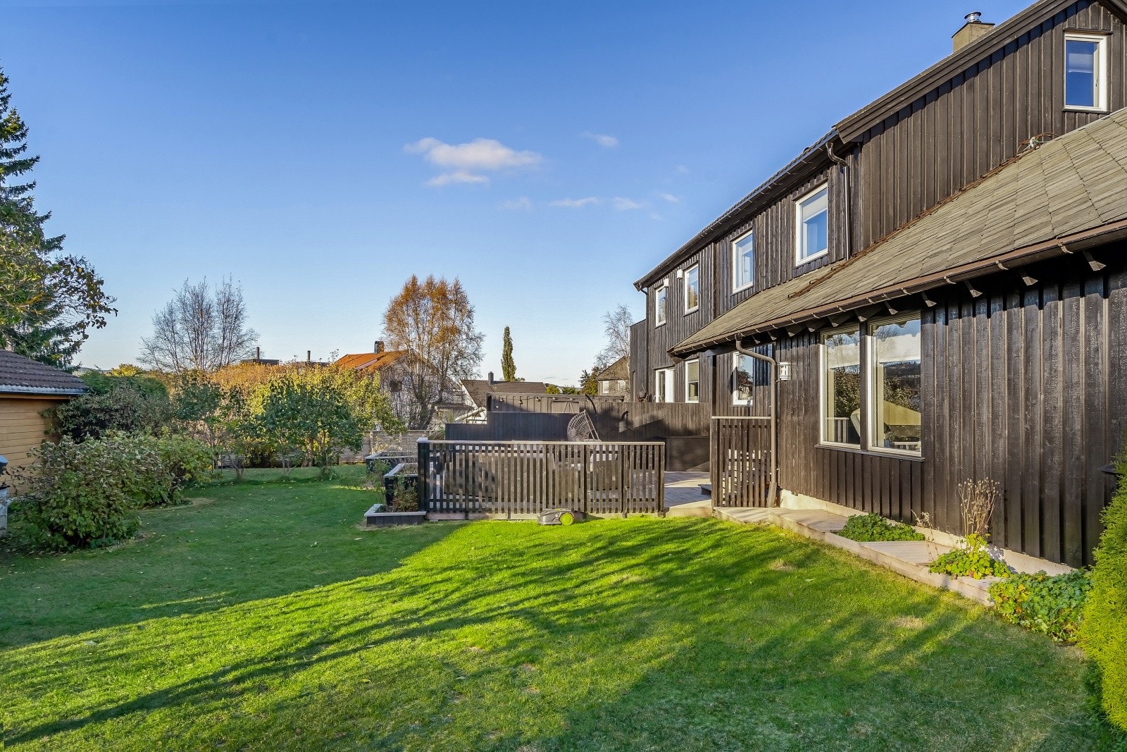 Her har du en velholdt familiebolig på 193 kvm med sentral og barnevennlig beliggenhet på Heimdal. Galleribilde