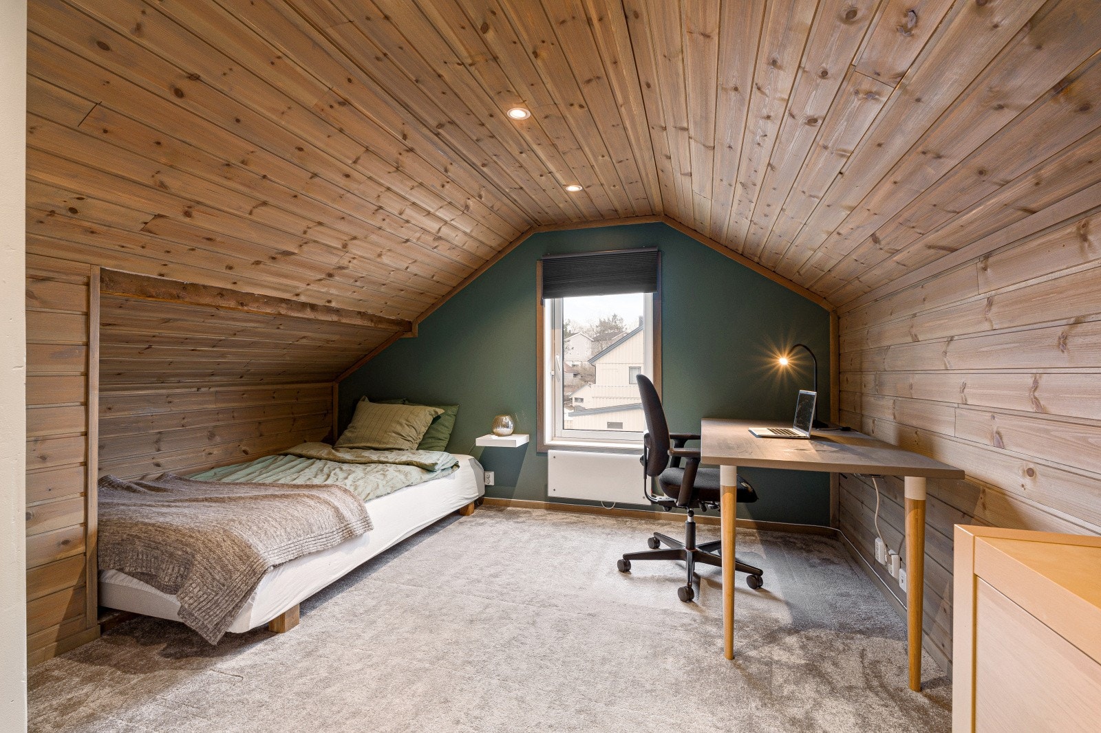 Loftetasjen består av en loftstue på 16 kvm i målbart areal. Galleribilde