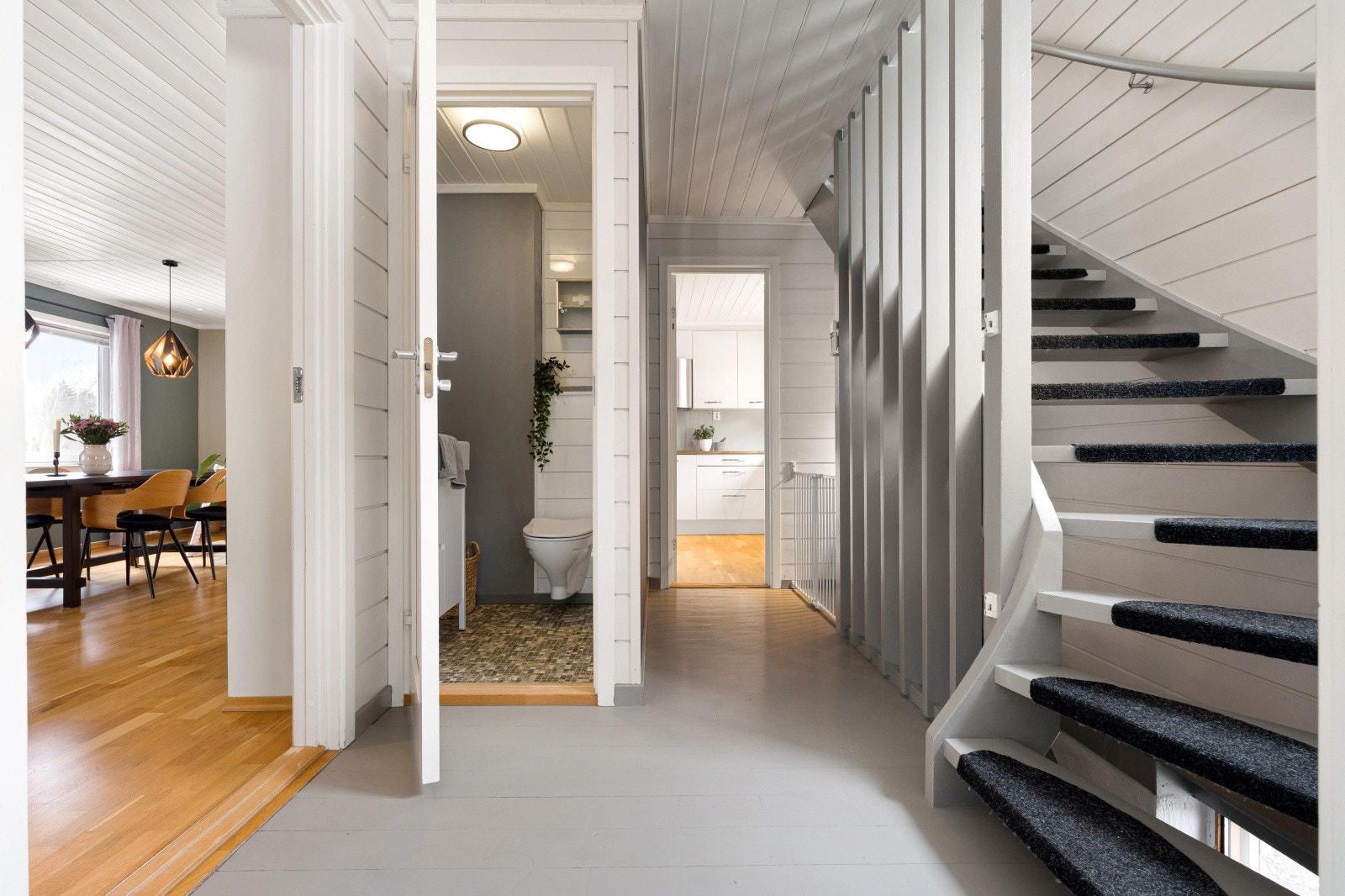 1. etasje består av Gang, WC, Kjøkken og 2 stuer. Galleribilde