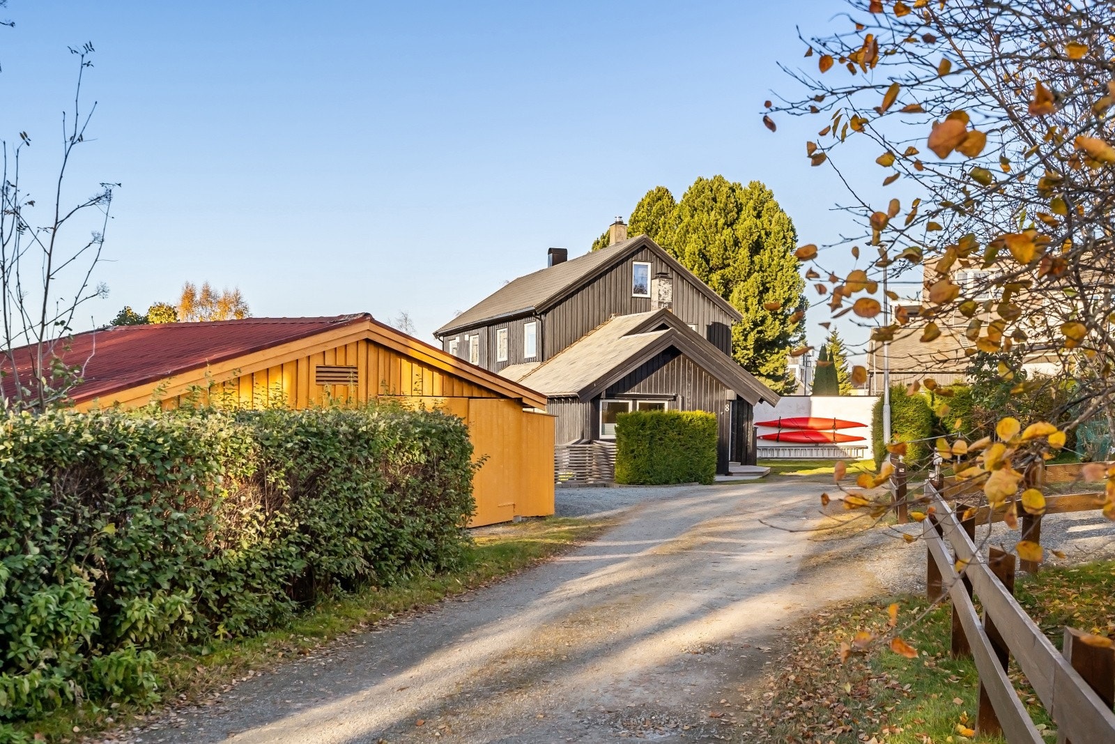 Boligen har et frittstående bygg på ca. 20 kvm som kan bli benyttet som garasje. Galleribilde