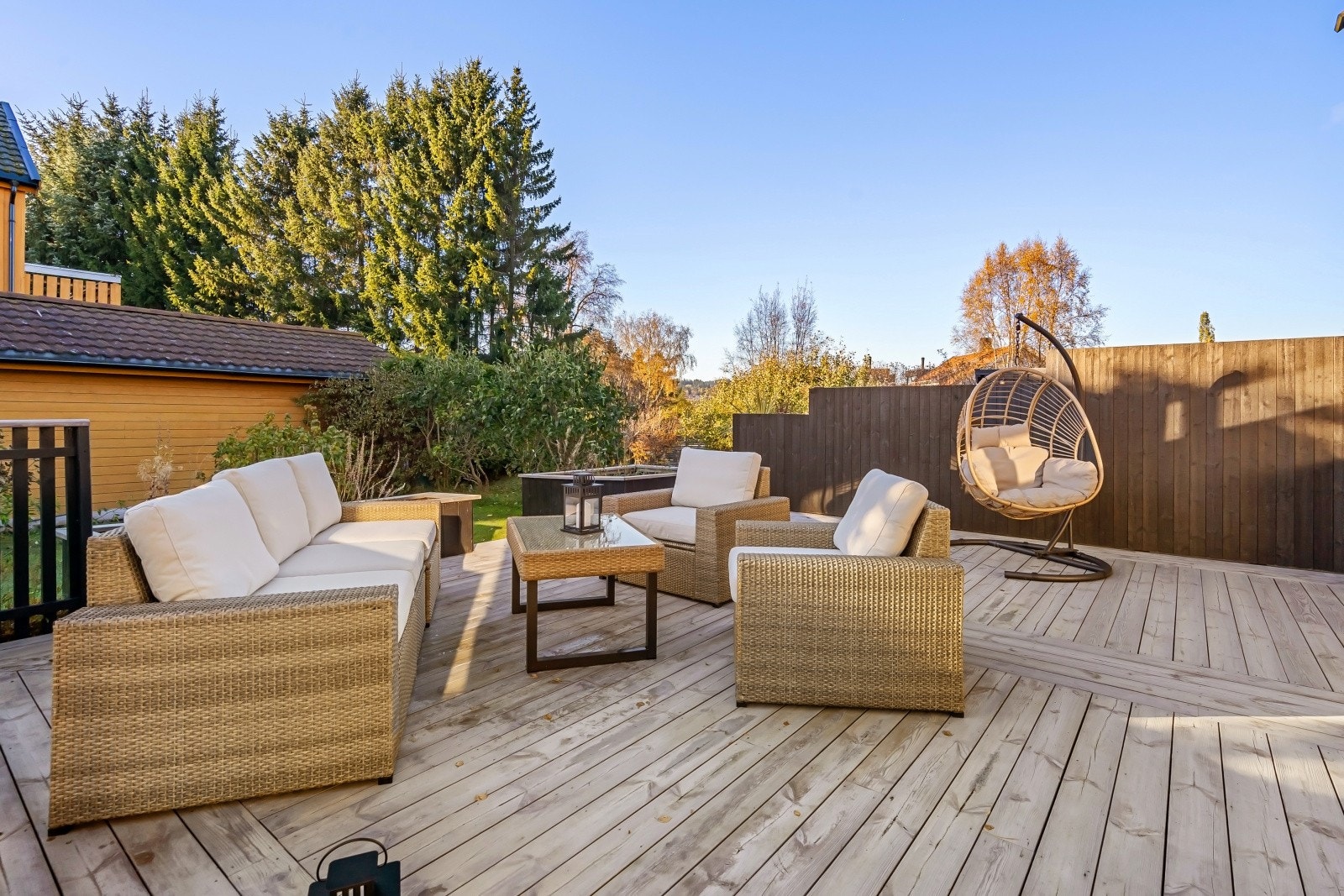 Fra stuen har du utgang til en stor terrasse på 43 kvm. Galleribilde