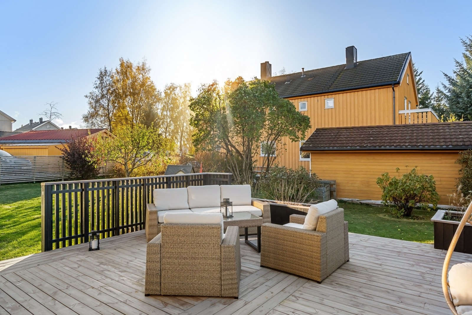 Terrassen har ettermiddag/kveldssol og har rom for flere sittegrupper. Galleribilde