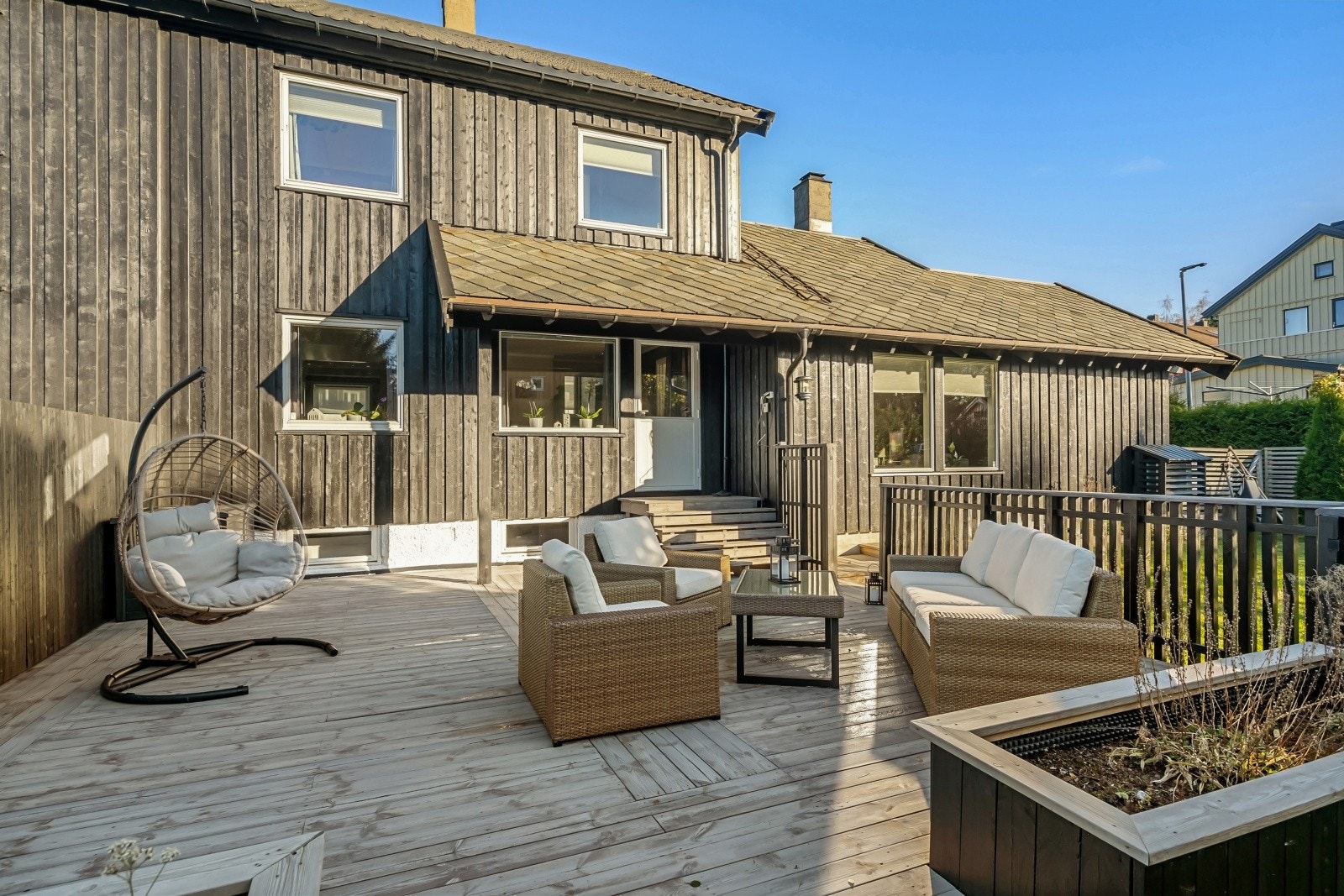 Fasaden ble vesentlig oppgradert i 2010-11 med bla. ny drenering, nytt tak, kledning, terrasse, dører samt de fleste vinduer. Galleribilde