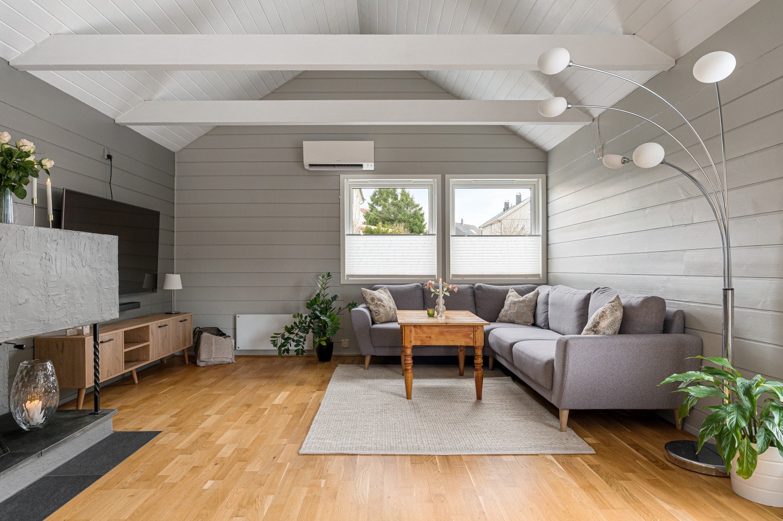 Stuen har store vindusflater og oppleves som lys og romslig. Galleribilde