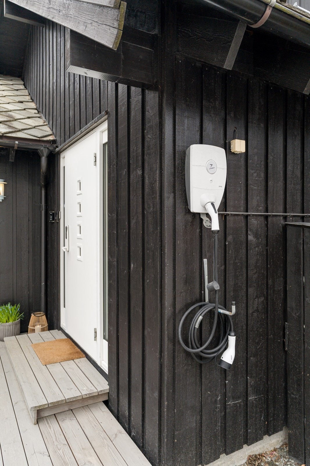 Det er innstallert elbil-lader på husveggen rett ved inngangen. Galleribilde