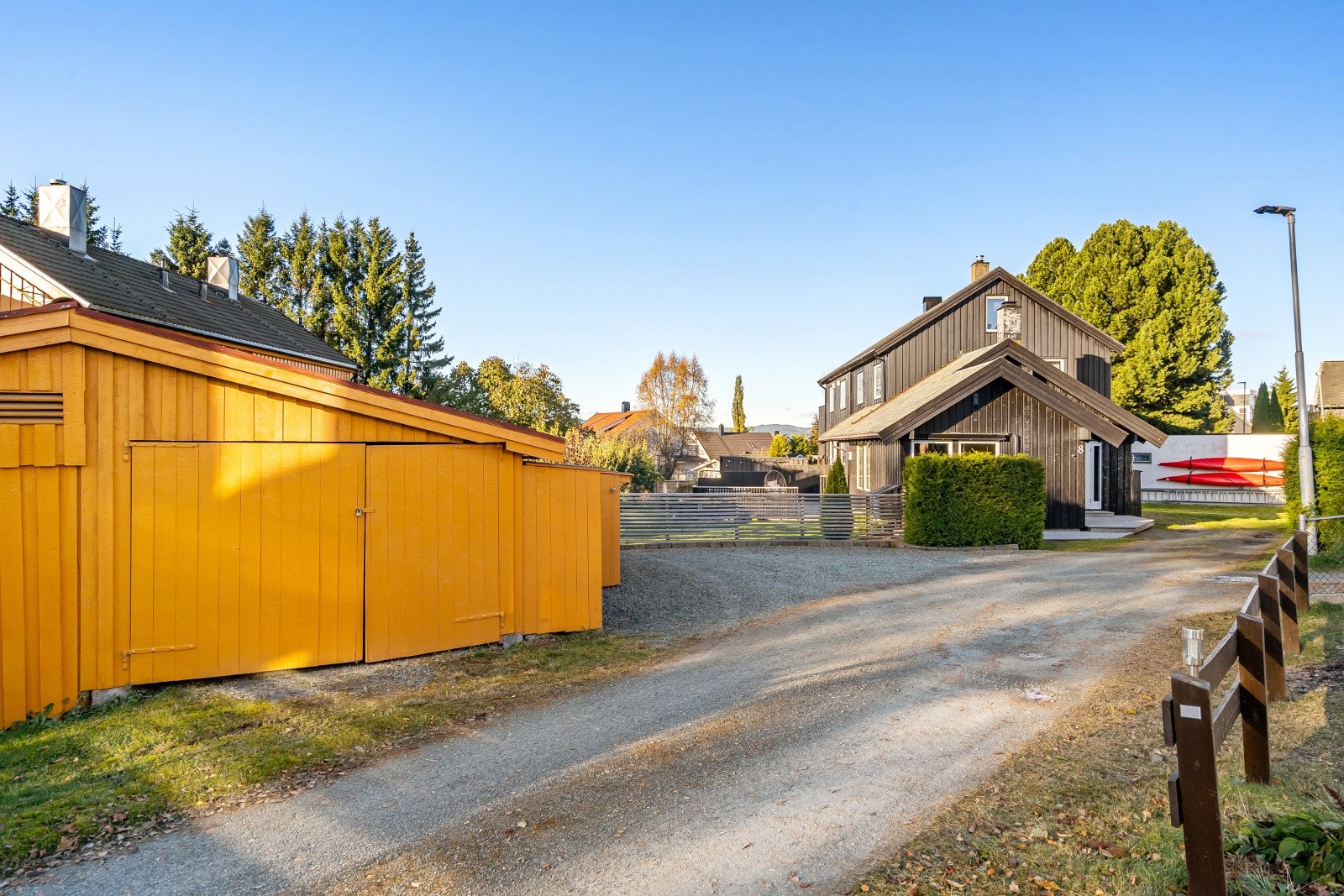 Det er ellers godt med plass til parkering på egen tomt. Galleribilde
