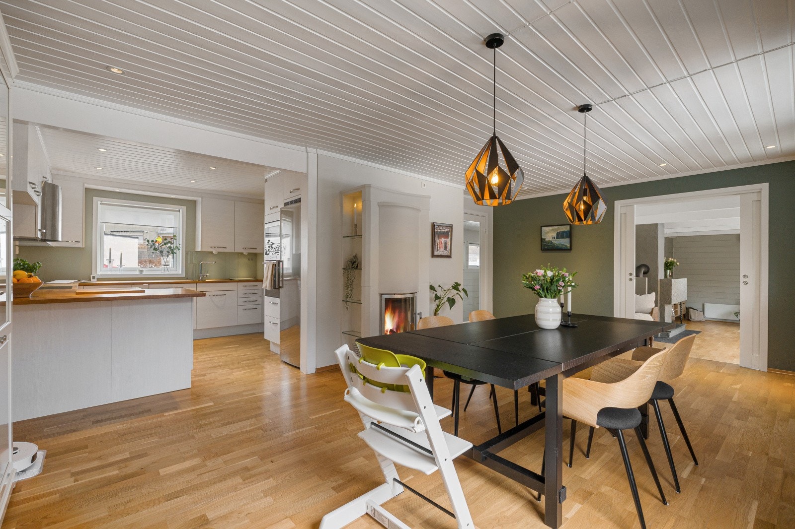 Spisestue/kjøkken har et samlet areal på 35 kvm. Galleribilde