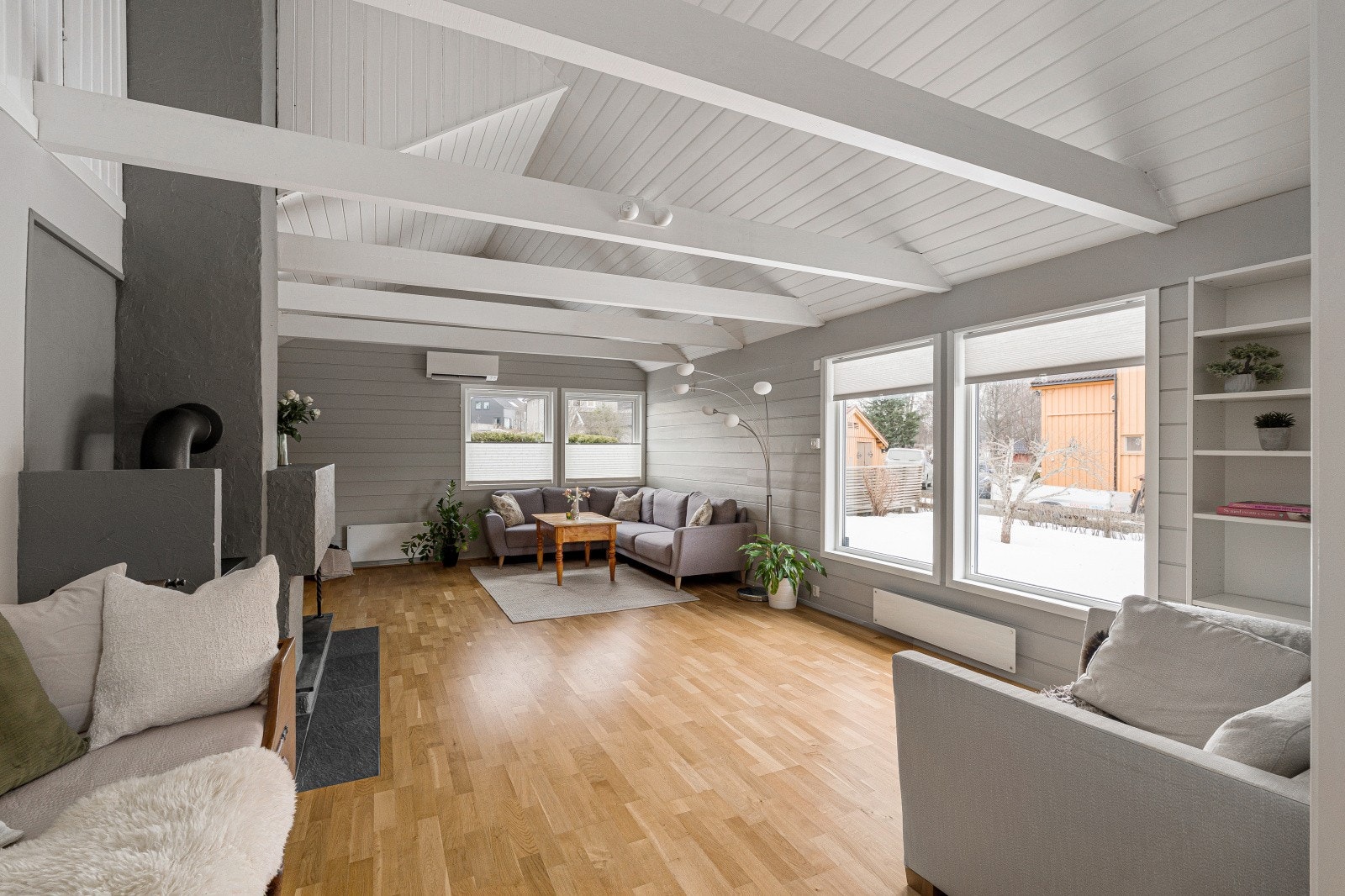 Tilbygd stue er på hele 30 kvm som har en generøs takhøyde! Galleribilde
