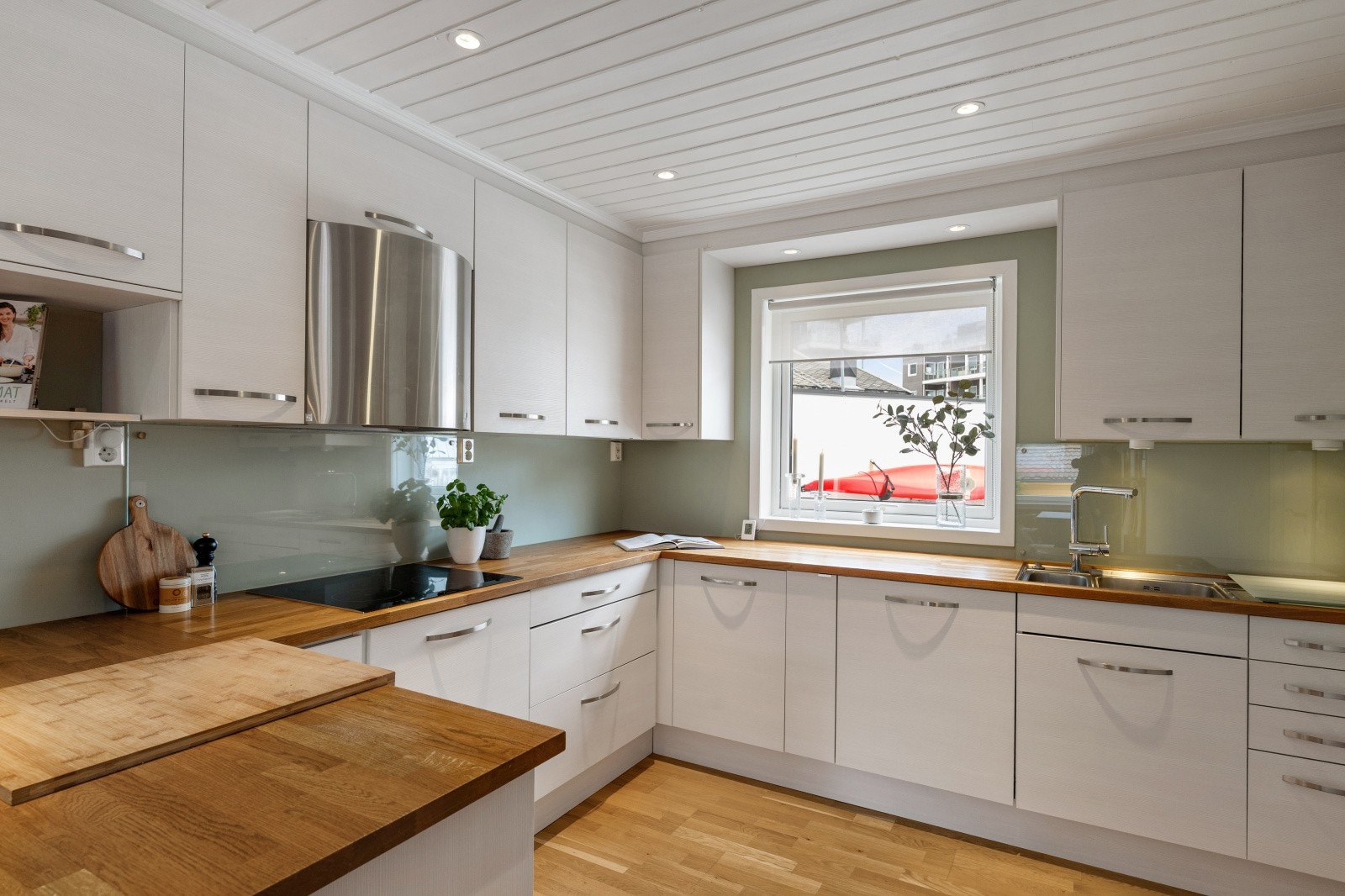 Kjøkkenet ble renovert i 2011 og har integrert platetopp, mikroovn, stekeovn og oppvaskmaskin. Galleribilde