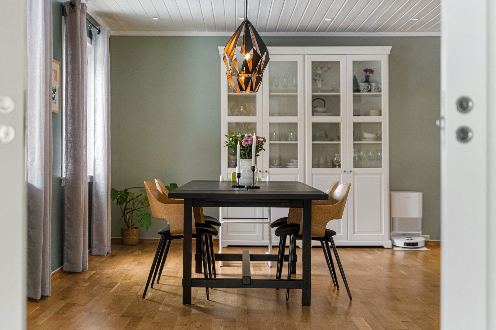 Spisestuen fremstår som lyst og trivelig med en behagelig atmosfære. Galleribilde