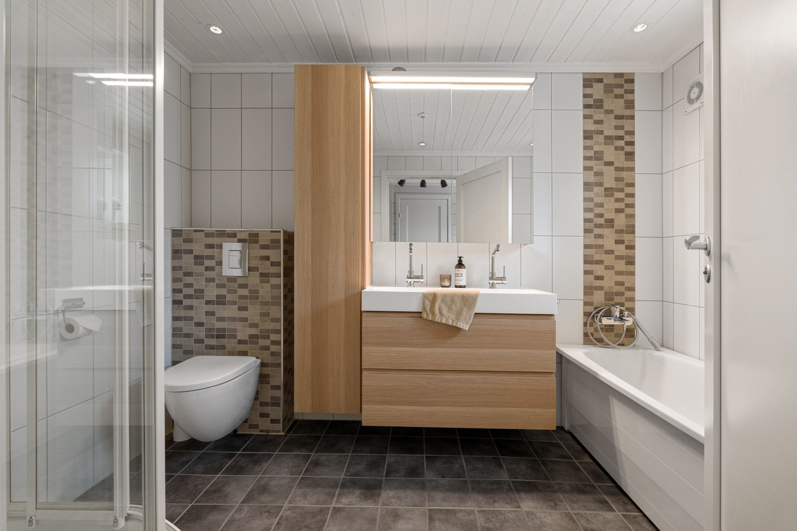 Lekkert baderom i 2. etasje med dobbelservant, dusjkabinett og badekar. Galleribilde