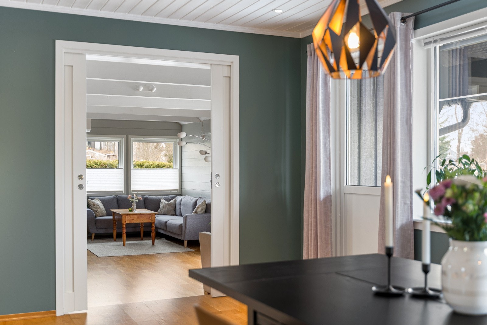 Boligen varmes opp via varmepumpe, vedfyring og elektrisitet. Galleribilde