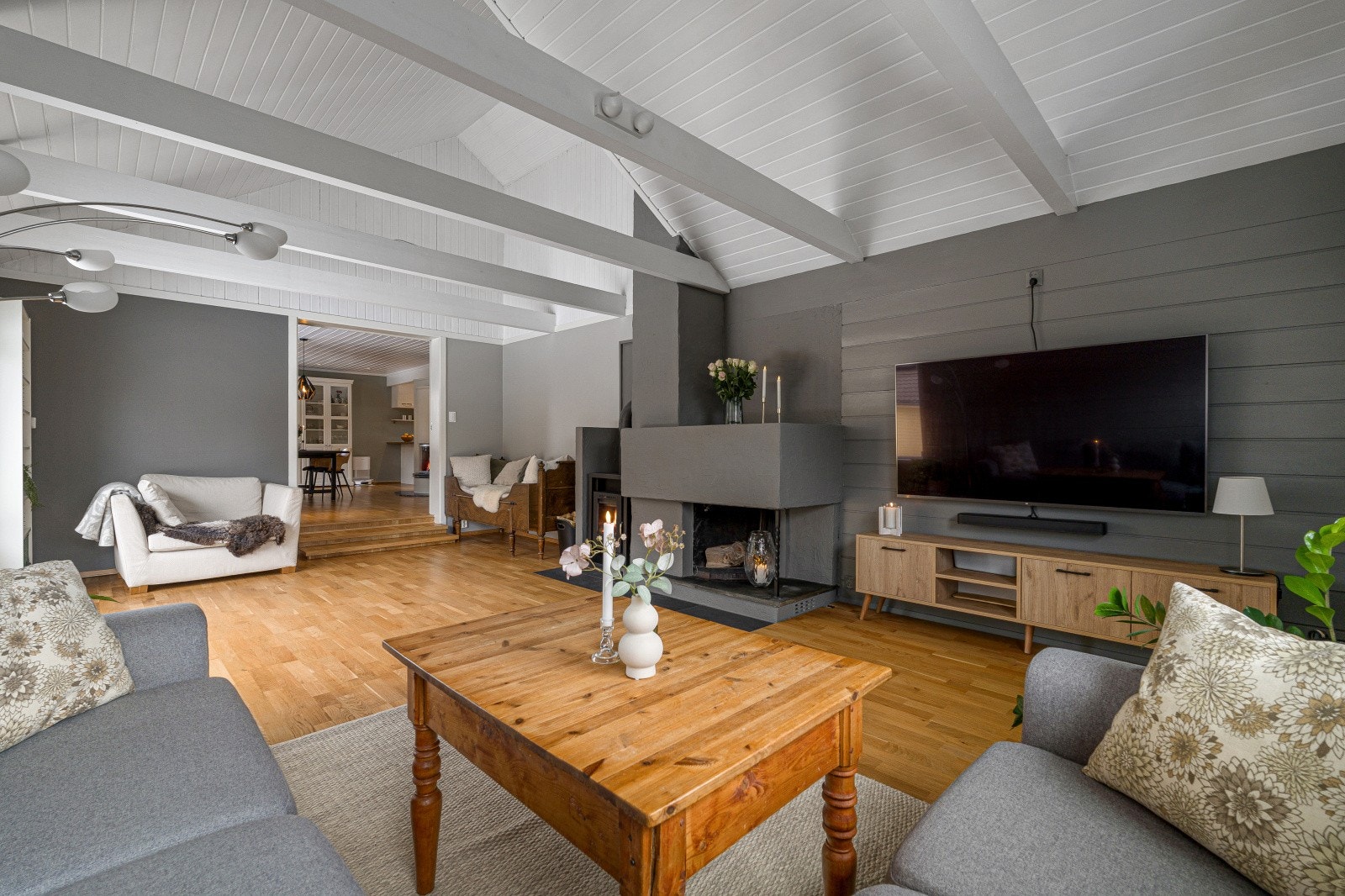 Det er både varmepumpe, panelovn og vedovn i stue som gjør oppvarmingen økonomisk. Galleribilde