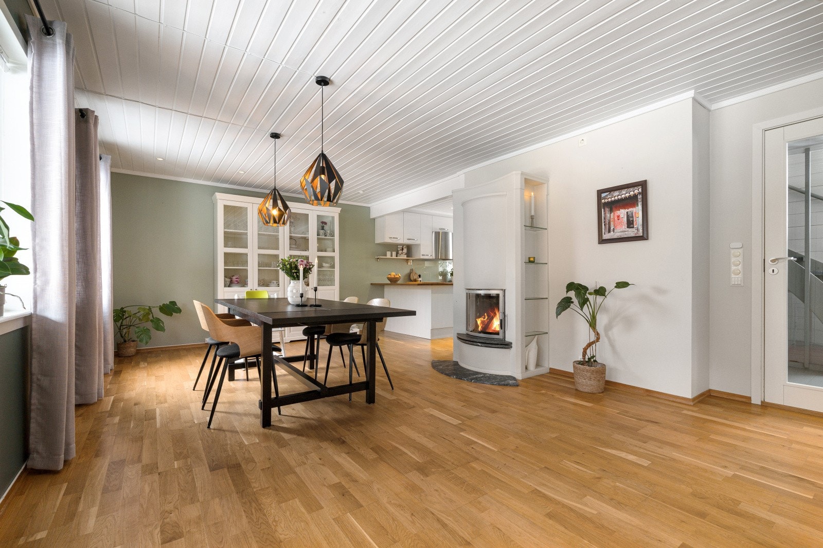 Rommet har downlights i himling som sørger for god belysning. Galleribilde