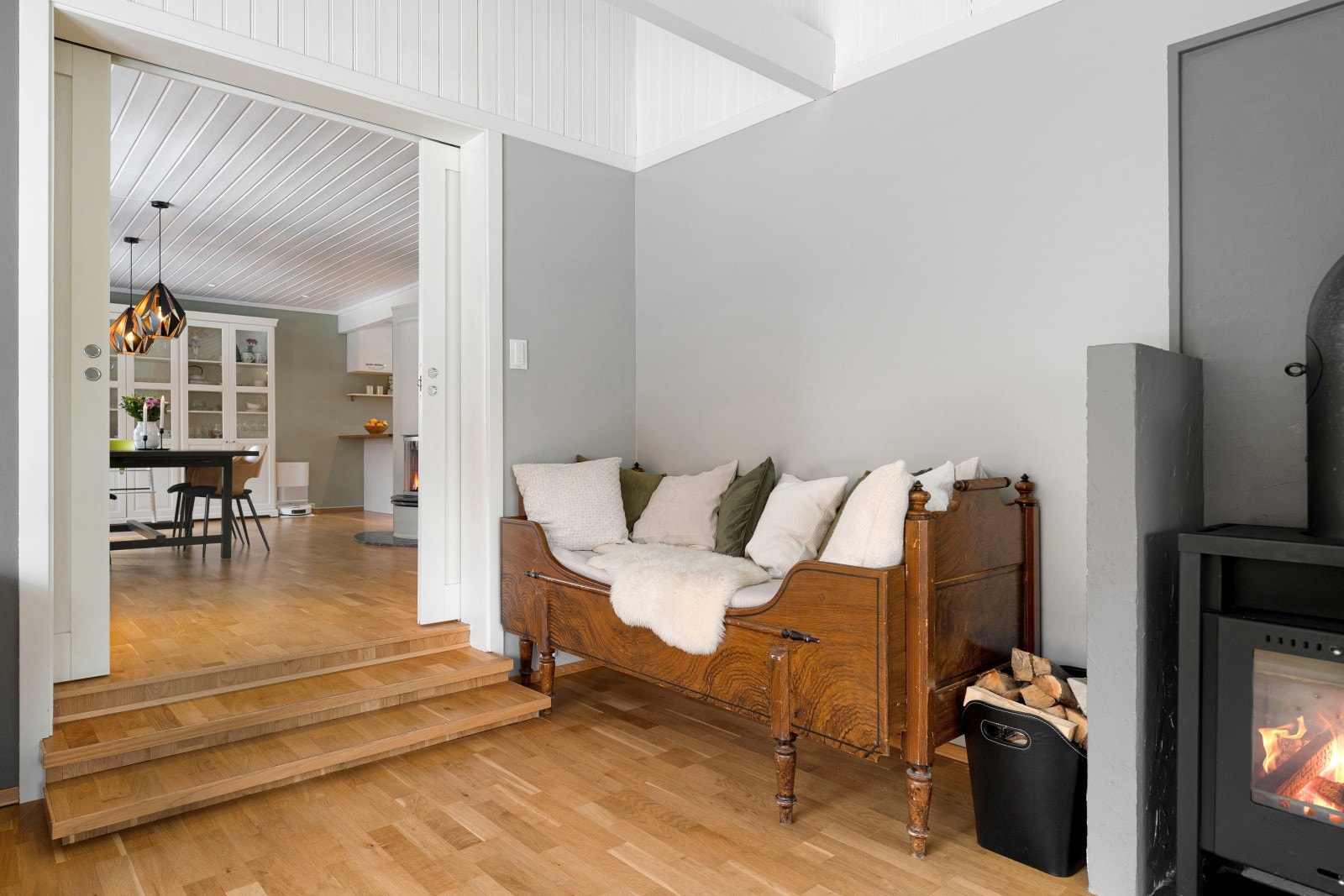 Dobbel skyvedør mellom stue og spisestue/kjøkken gir en praktisk og god romfordeling. Galleribilde