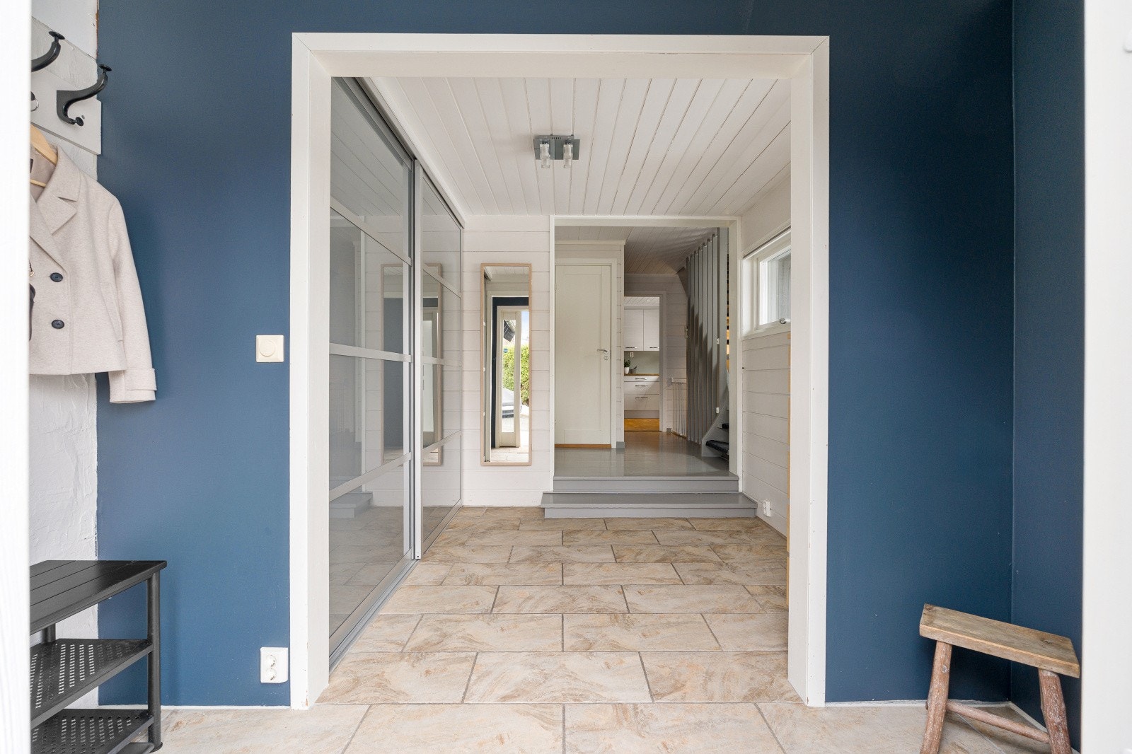 Velkommen inn! Boligen har en romslig gang med gulvvarme og skyvedørsgarderobe. Galleribilde