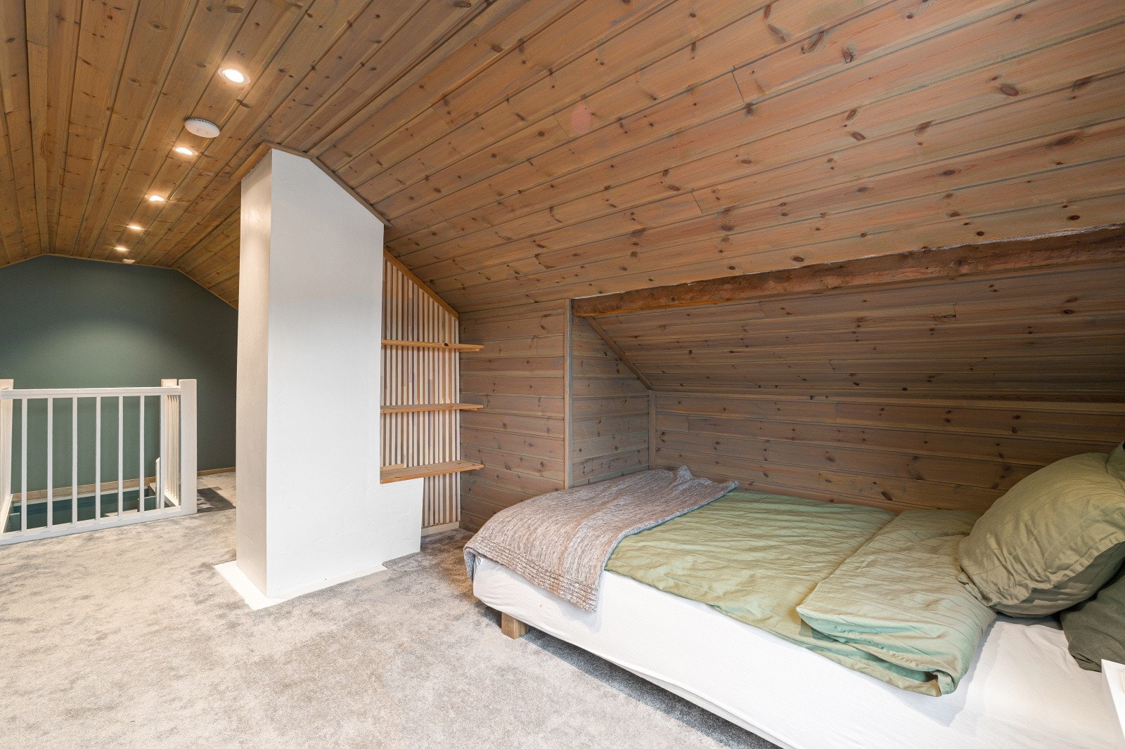 Rommet er p.d.d innredet som soverom og loftstue. Galleribilde