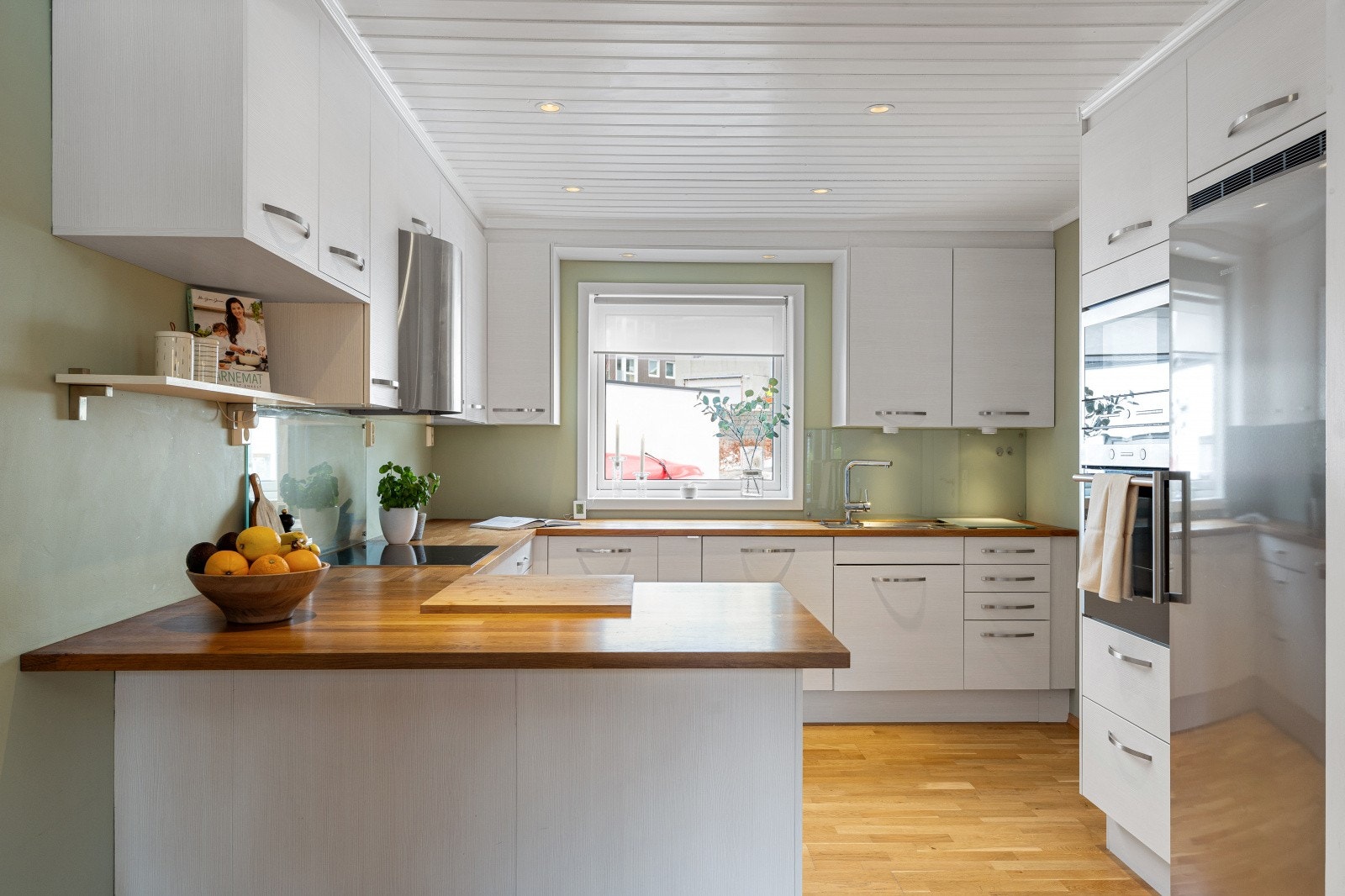 Tidløst kjøkken som har godt med skap og benkeplass. Galleribilde