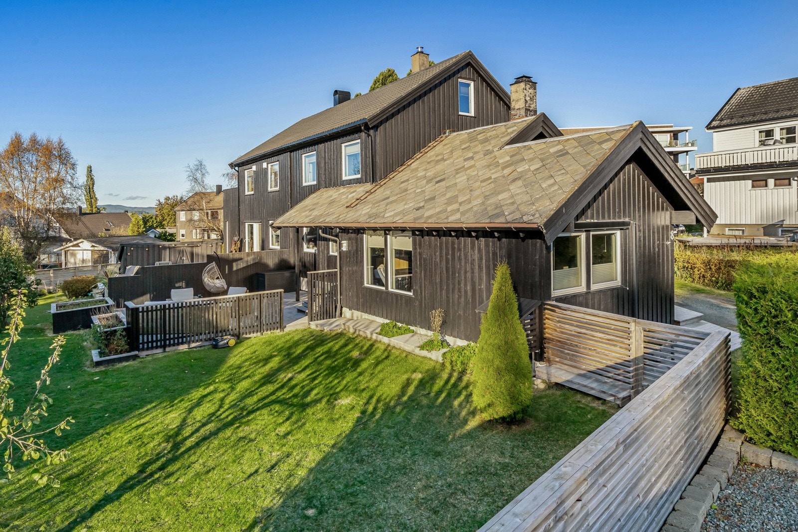 Boligen er opprinnelig fra 1954 men ble tilbygget i 1981. Galleribilde