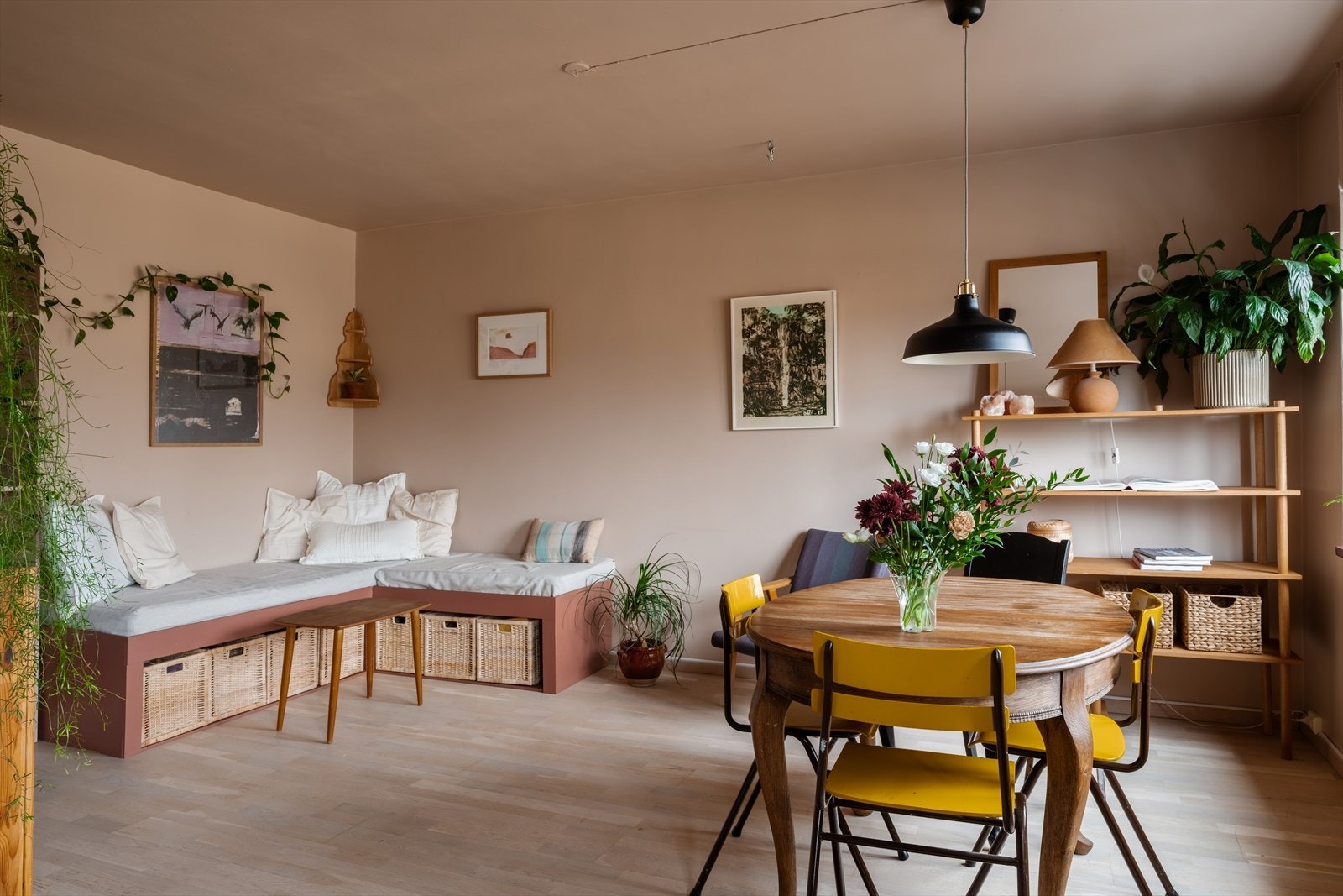 Den åpne løsningen mellom stue og kjøkken skaper et sosialt og luftig allrom med plass til både sofagruppe og spisebord. Galleribilde