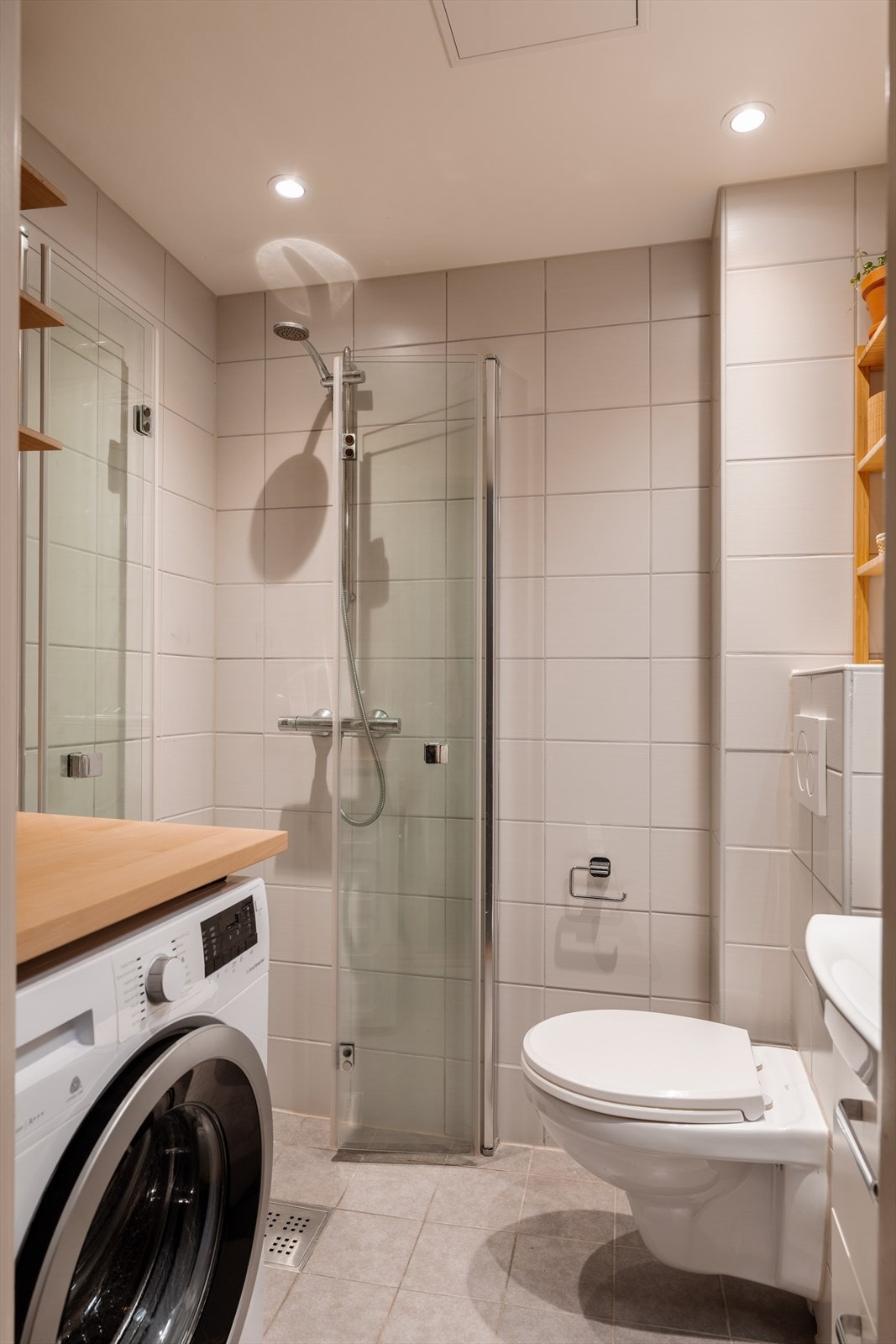 Badet har elektriske varmekabler, vegghengt toalett og opplegg for vaskemaskin. Galleribilde