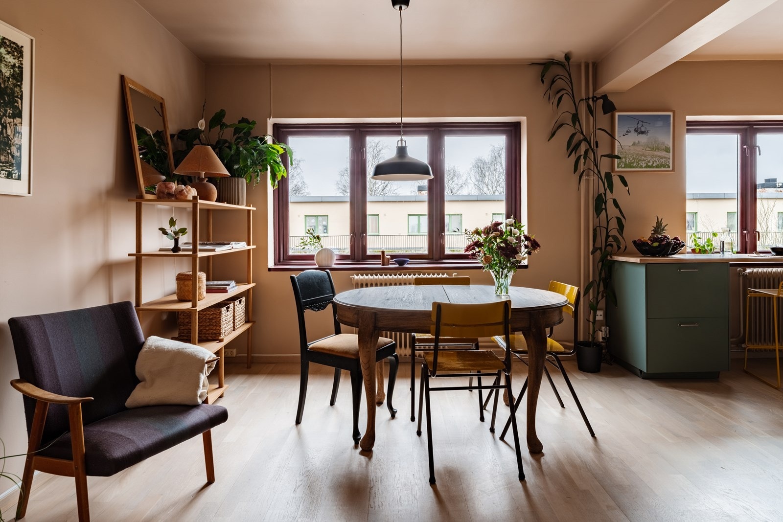 Spiseplassen binder stue og kjøkken sammen. Oppvarming via radiatorer tilknyttet fjernvarme er inkludert. Galleribilde