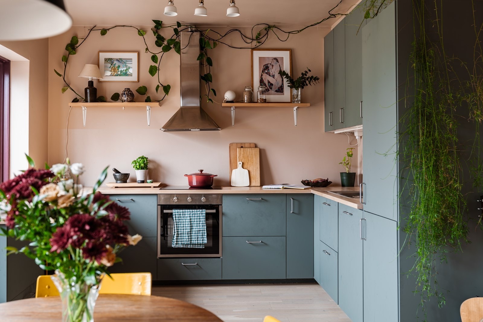 Alle hvitevarer er integrert, inkludert stekeovn, induksjonstopp, oppvaskmaskin og kjøl/frys. Galleribilde