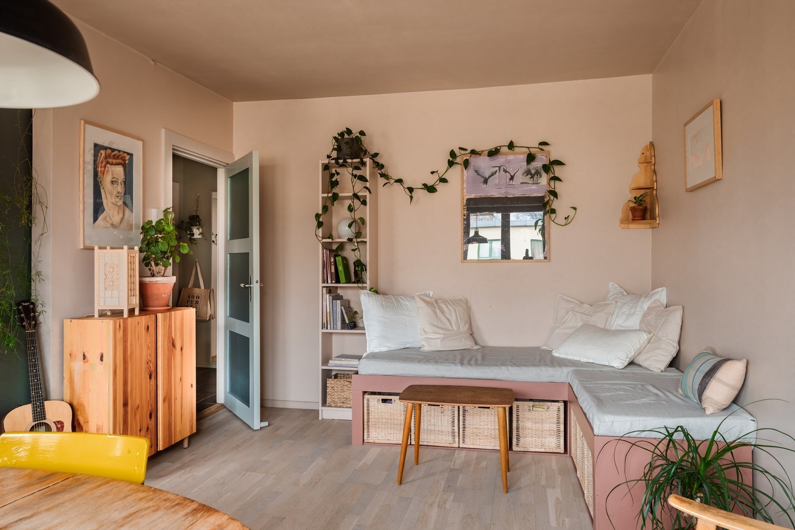 Den gjennomgående planløsningen gir en god flyt mellom rommene. Galleribilde