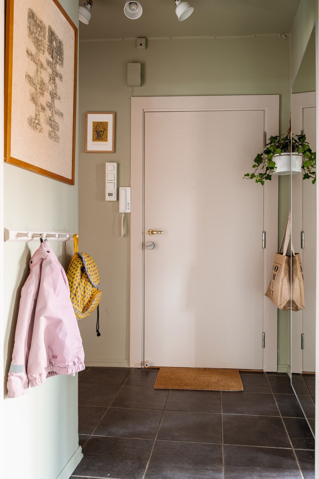 Entré med flislagt gulv og plass til yttertøy. Galleribilde