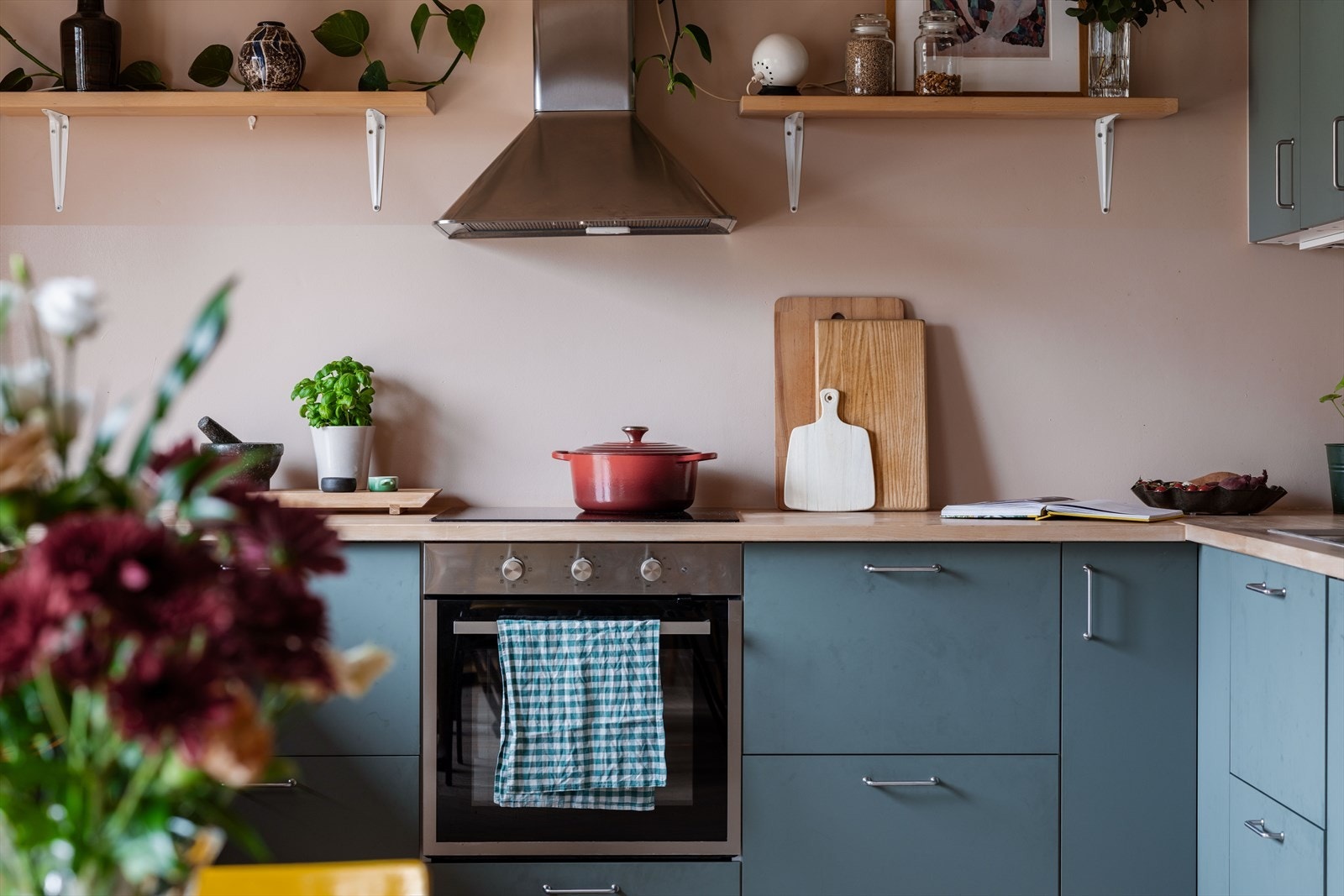 Benkeplaten i dampet bøk gir en varm kontrast og rikelig med arbeidsflate. Galleribilde