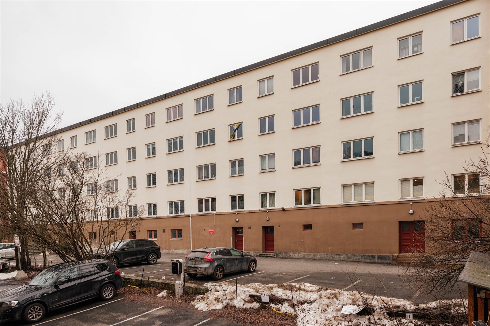 Kollektivknutepunktet på Sinsen ligger kun fem minutters gange unna, med T-bane, flybuss og flere busslinjer som tar deg raskt rundt i byen. Galleribilde