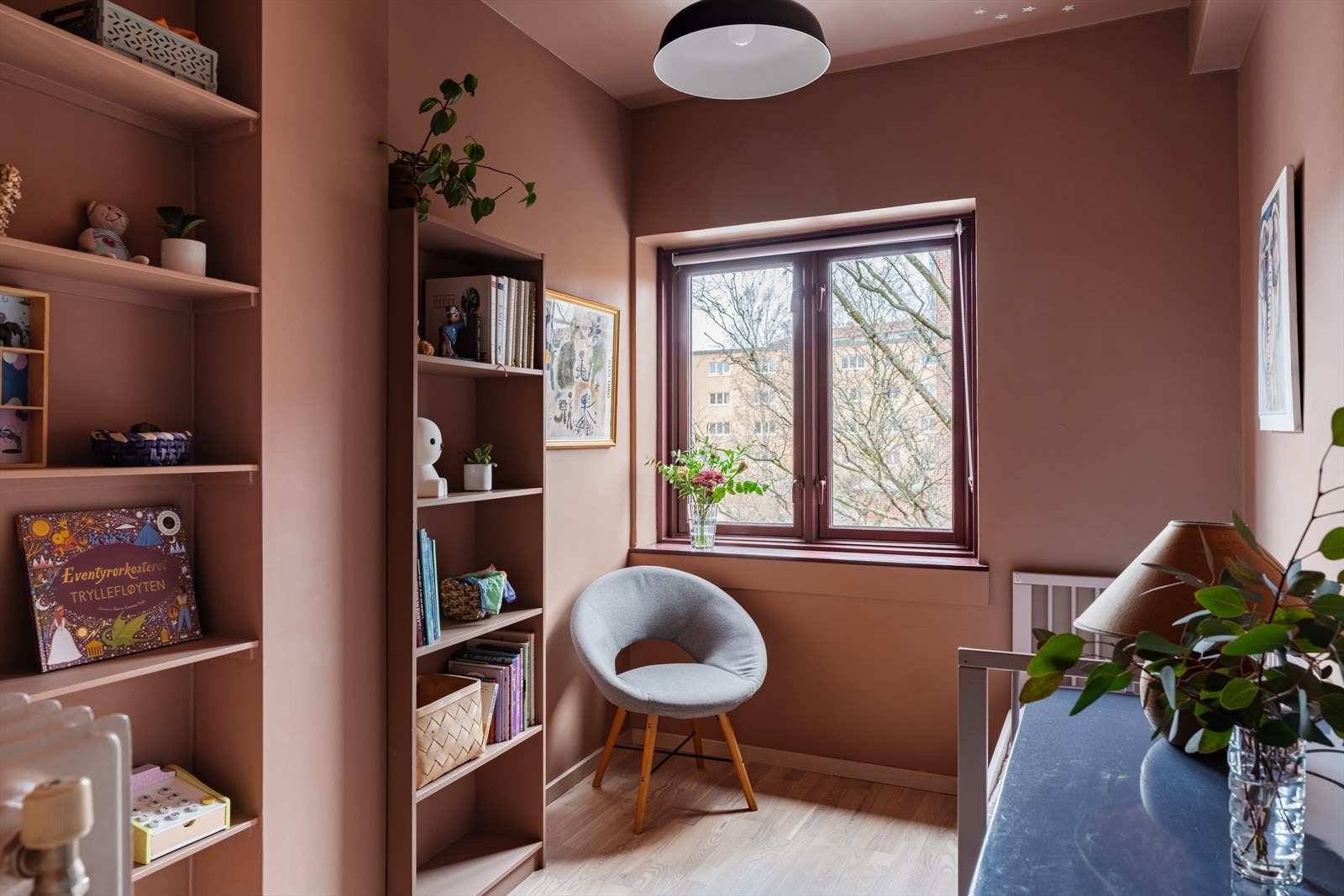 Det andre soverommet er et fleksibelt rom som egner seg godt som barnerom, kontor eller gjesterom. Galleribilde