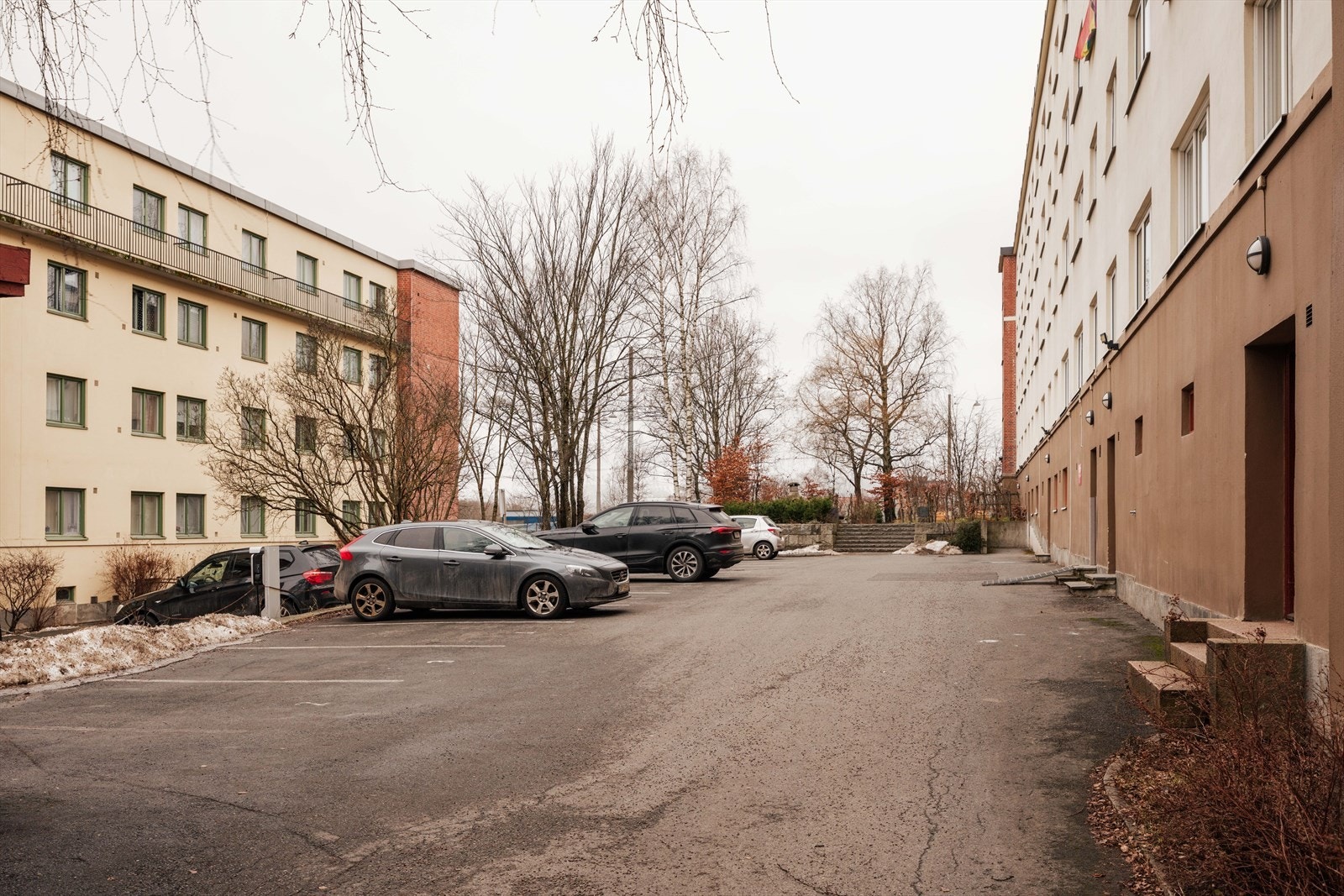 For daglige innkjøp finner du søndagsåpen Bunnpris bare ett minutt fra døren. Området er tilbaketrukket og skjermet, med grønne fellesområder i umiddelbar nærhet. Galleribilde