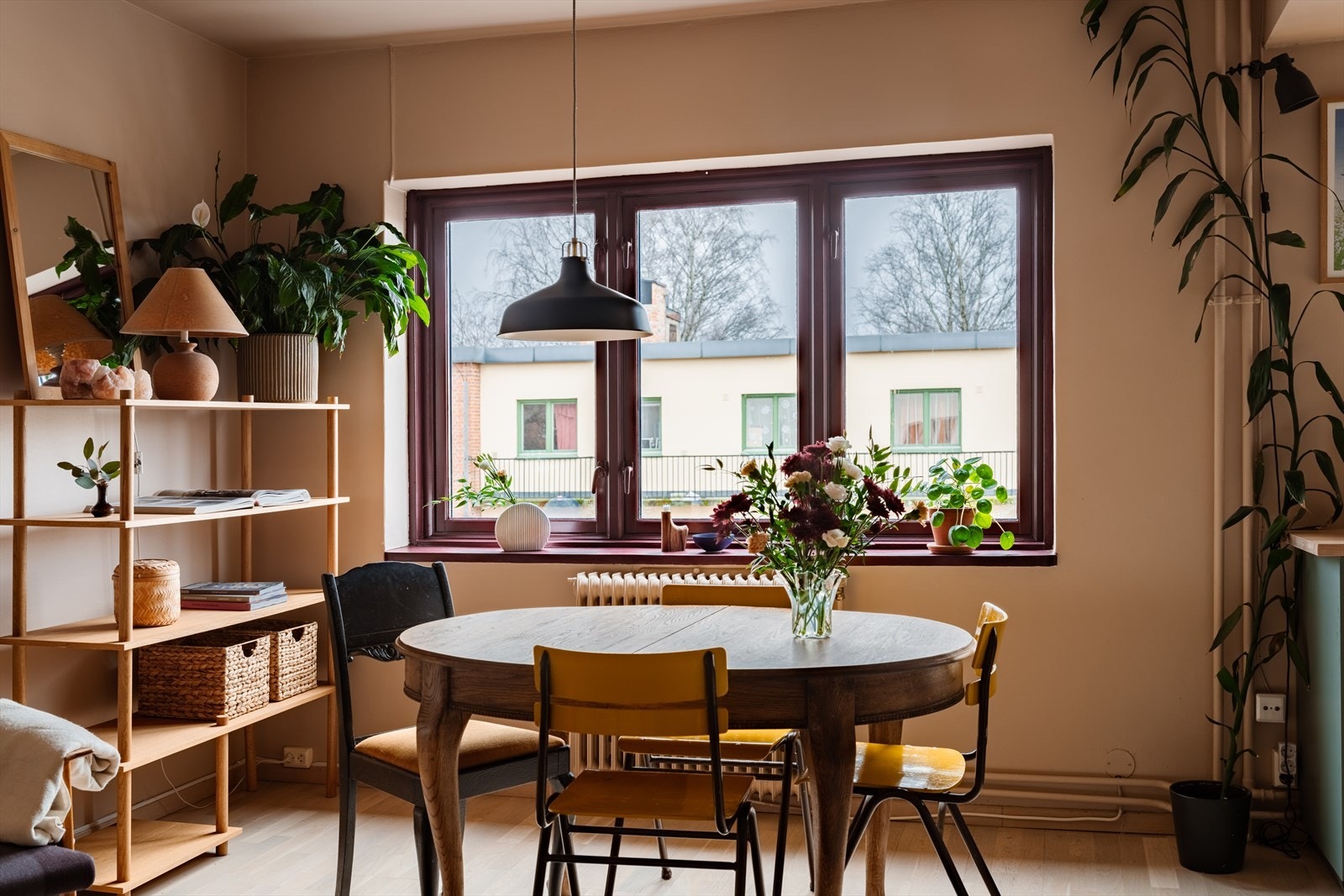 Overflatene er gjennomgående oppdatert, med 3-stavs parkett på gulvet i alle oppholdsrom. Galleribilde