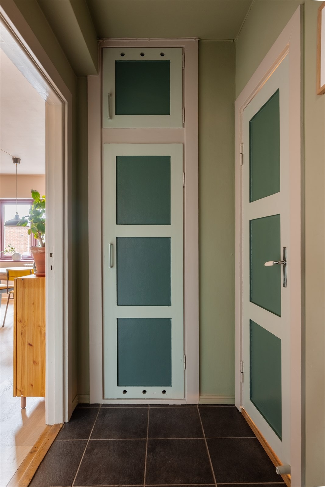 Et praktisk kott gir ekstra lagringsplass. Legg merke til de originale fyllingsdørene fra byggeåret. Galleribilde